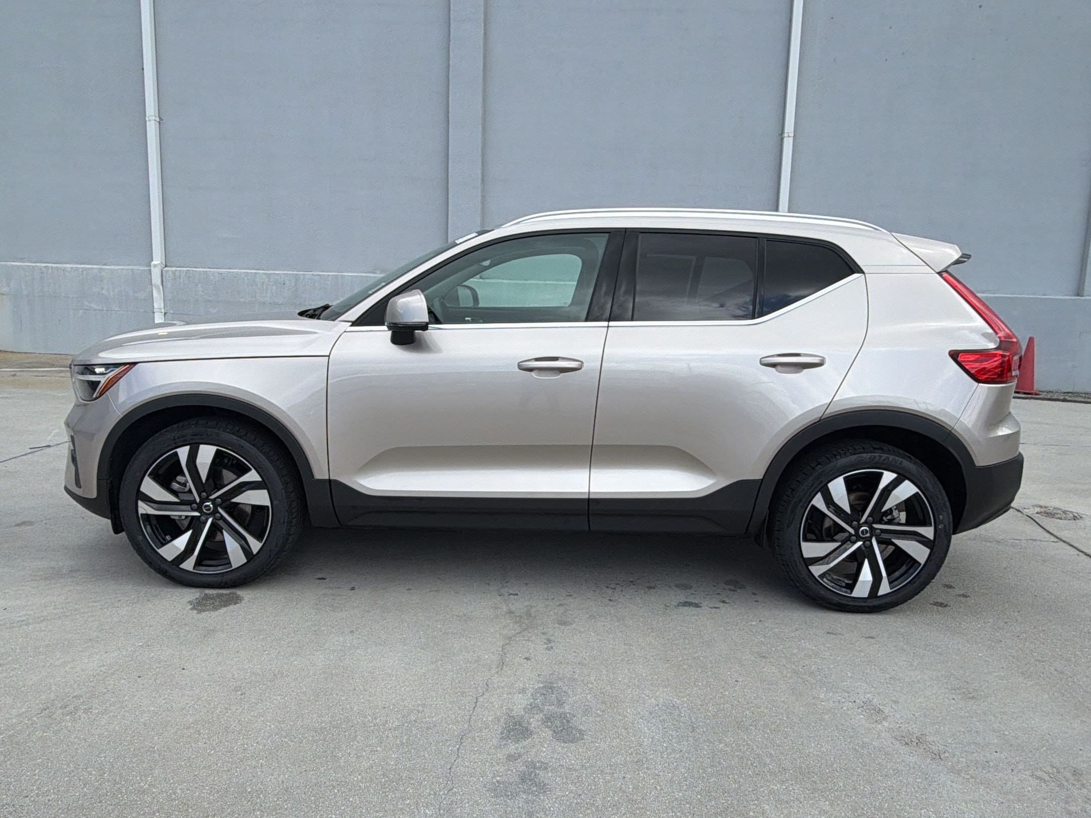 XC40 Plus Bright Theme SUV