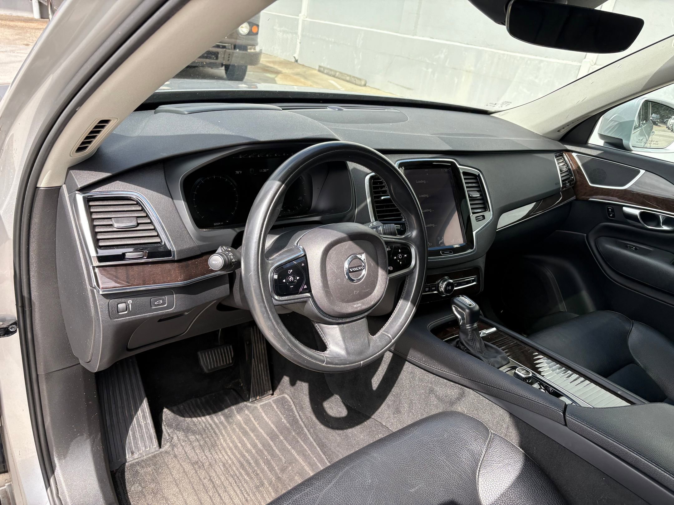 2016 Volvo XC90 T6 Momentum photo 4
