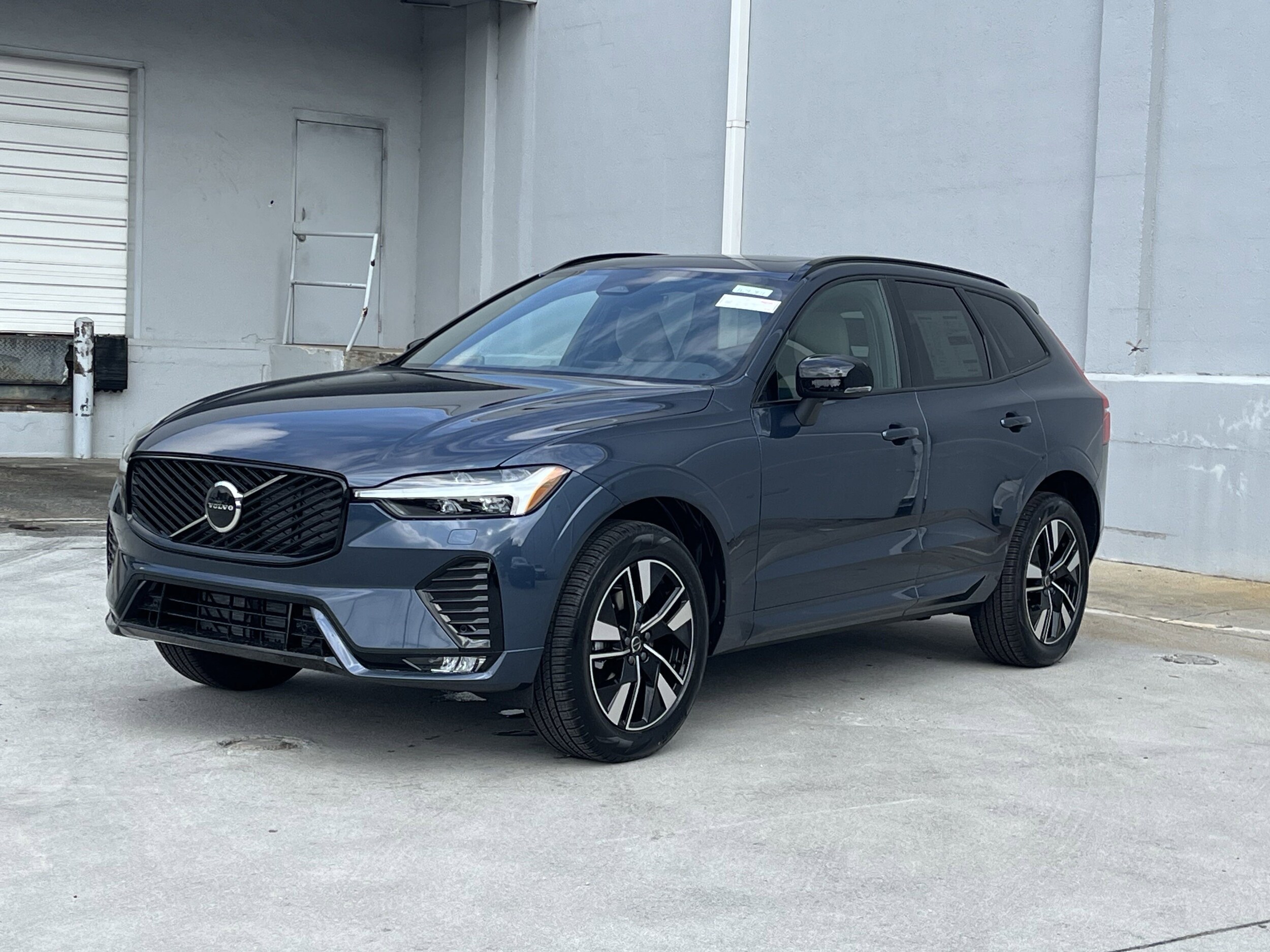 2026 Volvo XC60 B5 Core photo 3