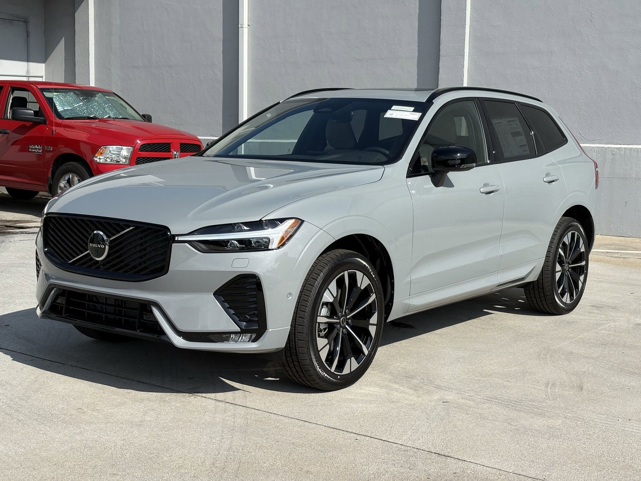2026 Volvo XC60 B5 Plus photo 2