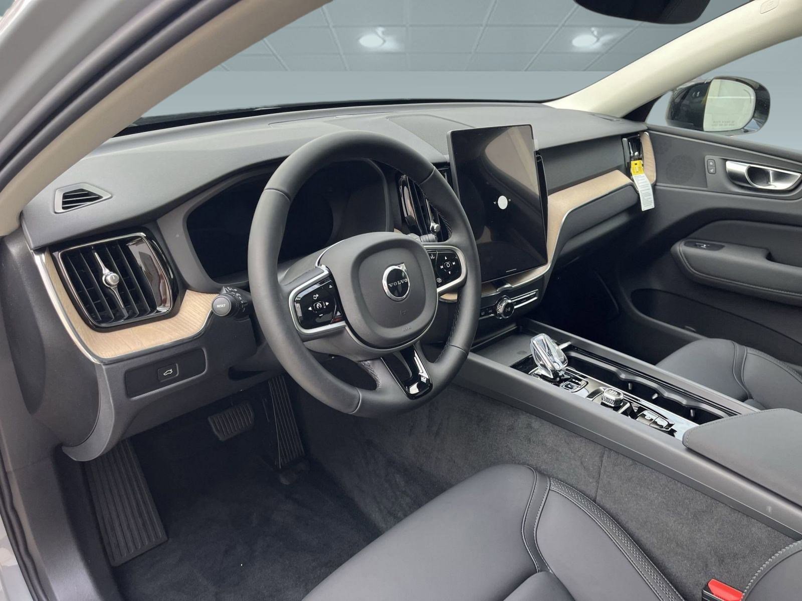 2026 Volvo XC60 B5 Core photo 4