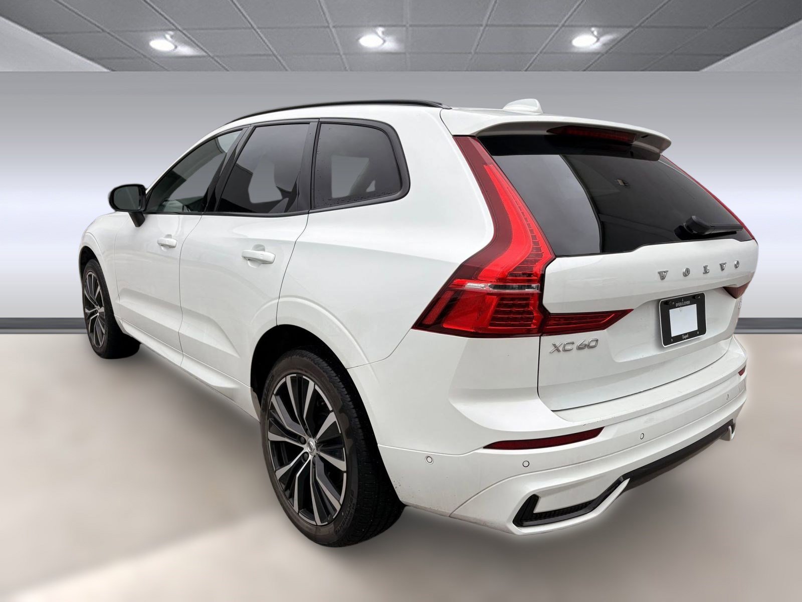 2025 Volvo XC60 Plus photo 3