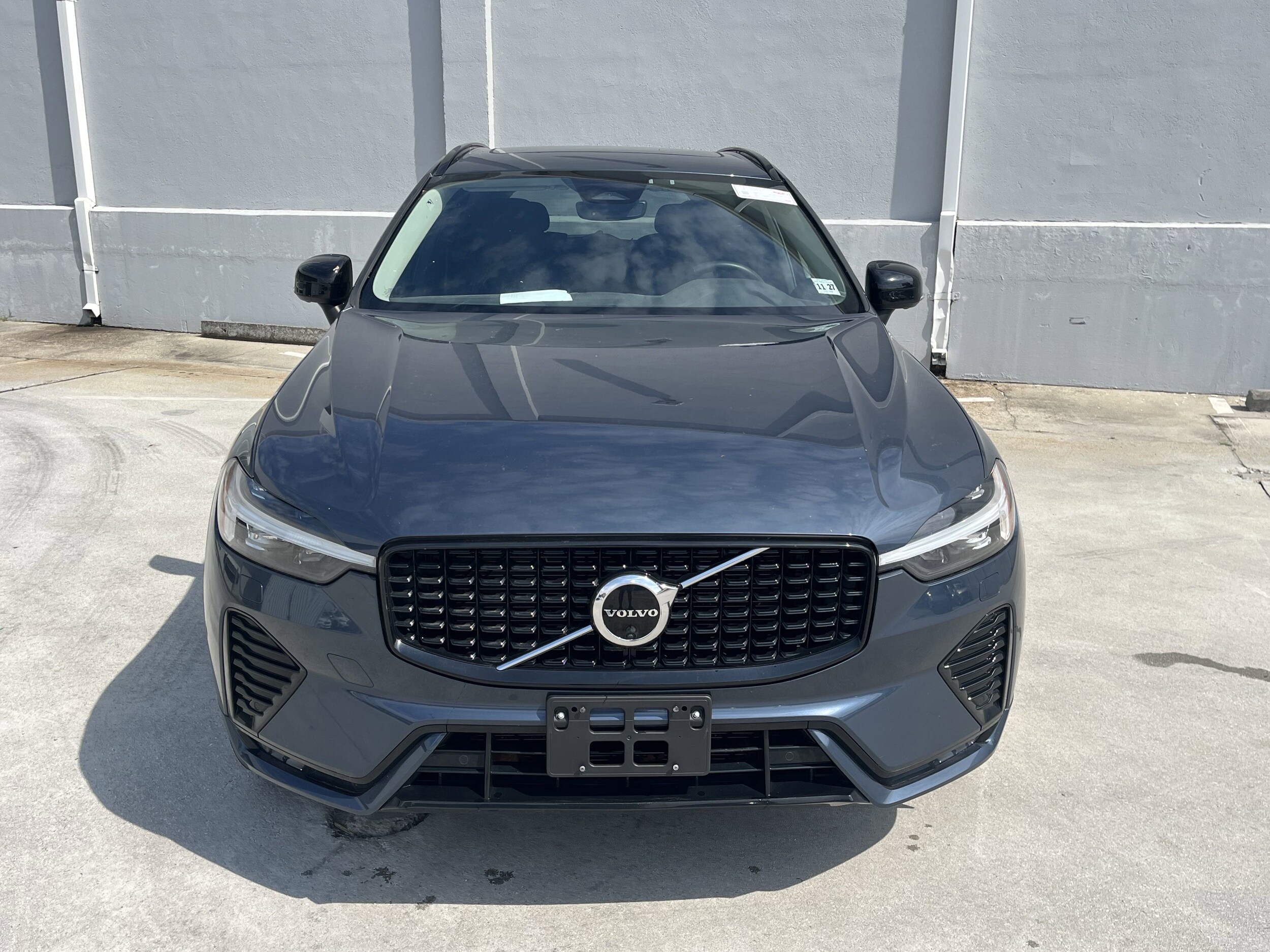 2023 Volvo XC60 B5 Plus photo 3