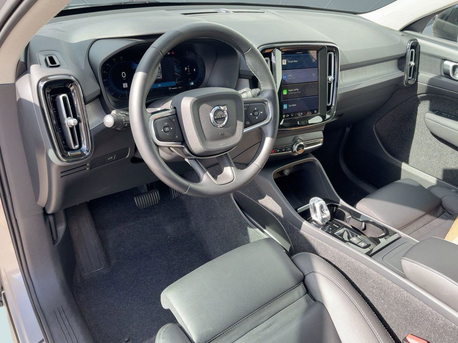 2025 Volvo XC40 Plus photo 3