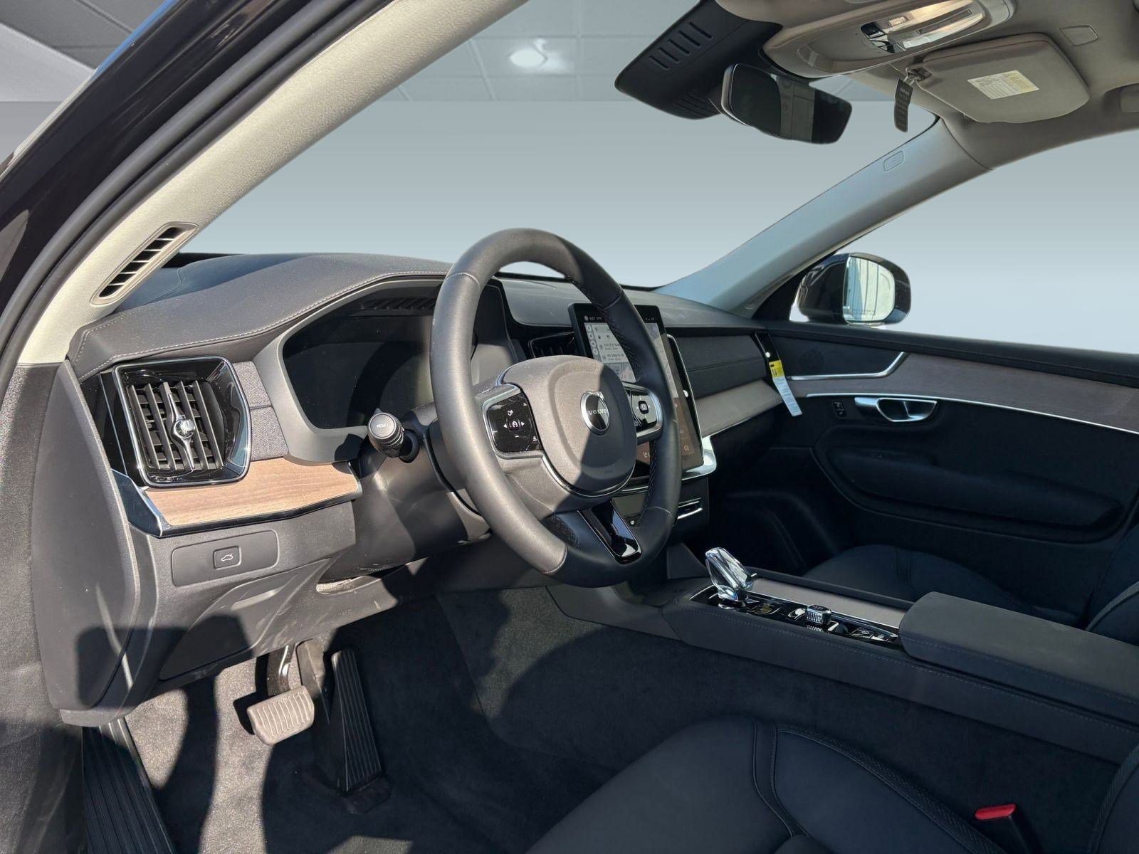 2025 Volvo XC90 Core photo 4