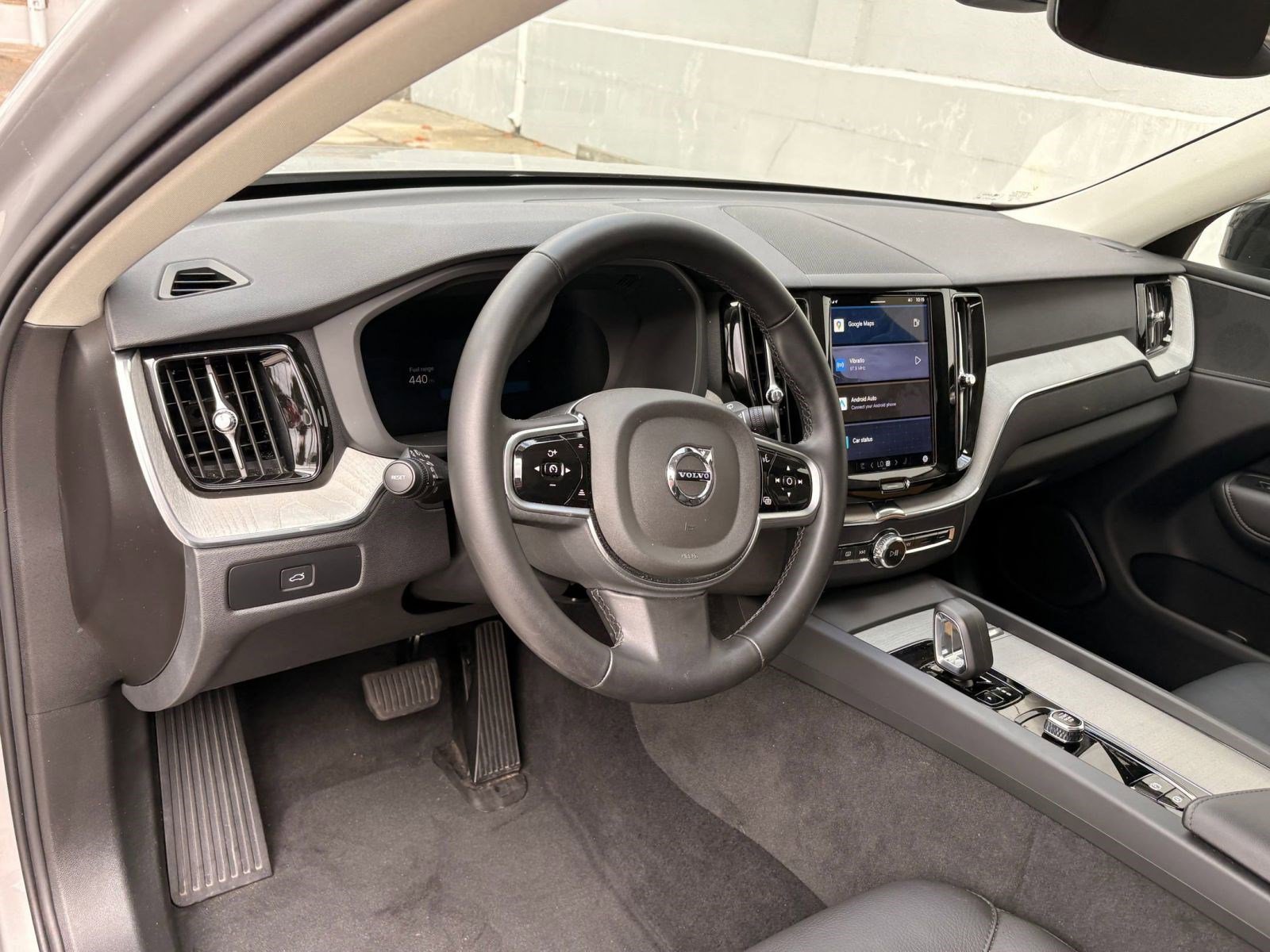 2025 Volvo XC60 Plus photo 4
