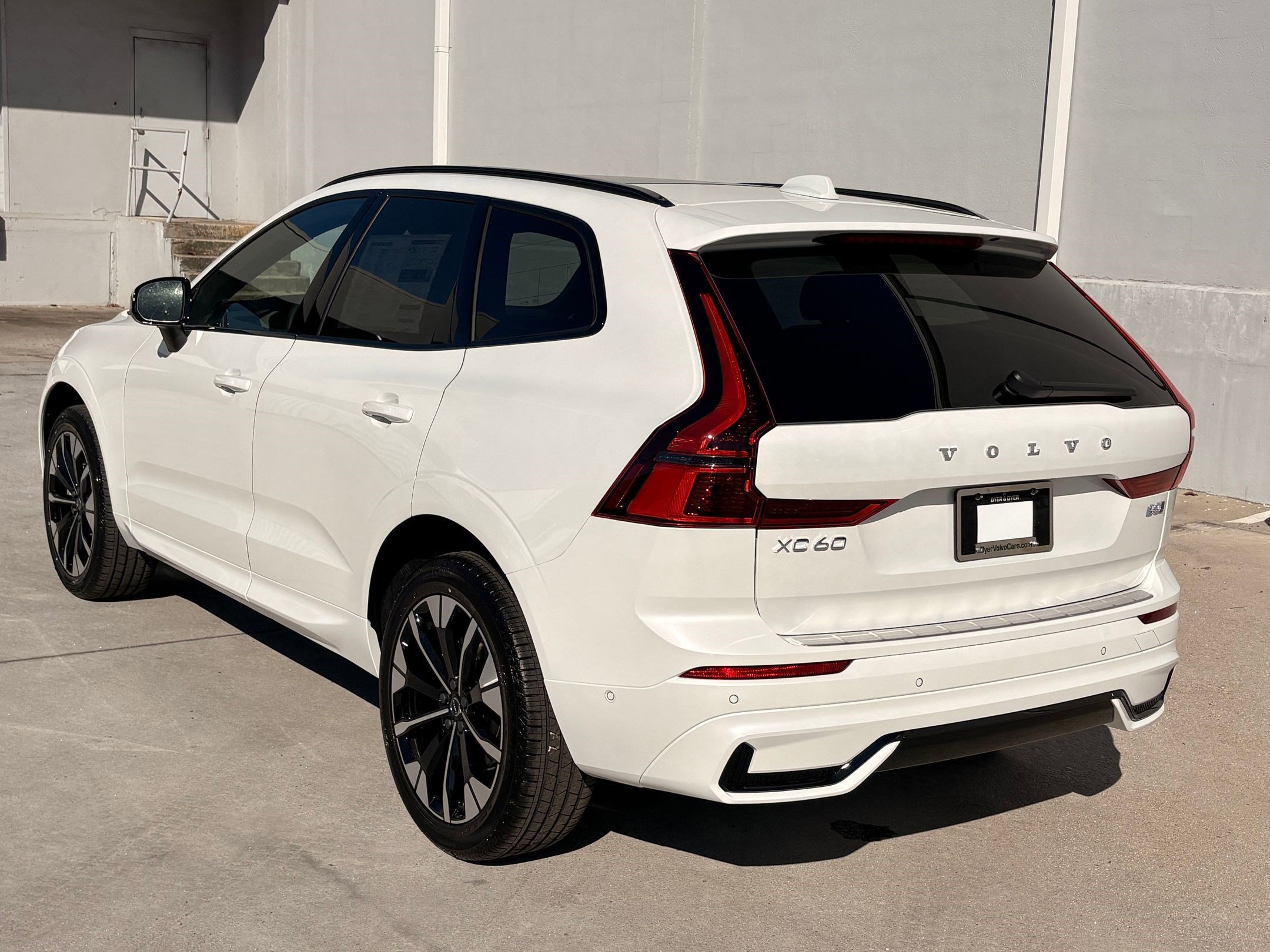 2026 Volvo XC60 B5 Plus photo 2