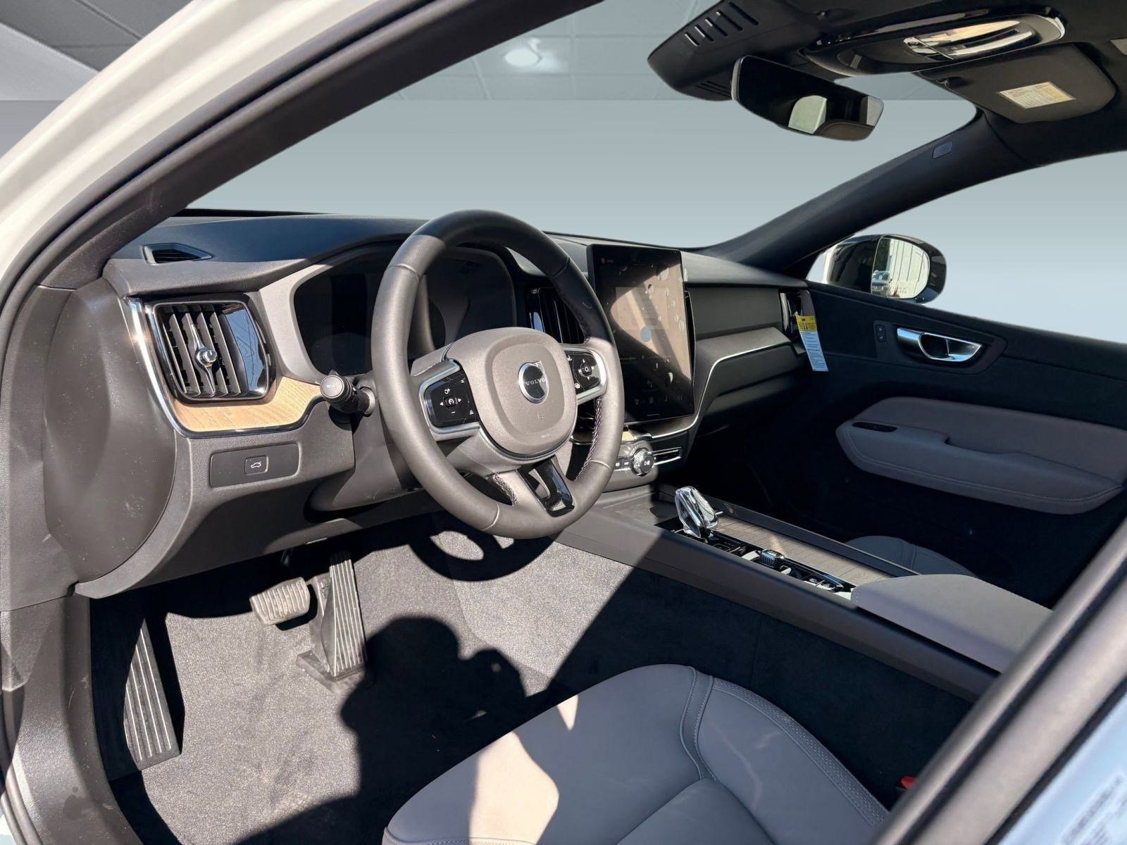 2026 Volvo XC60 B5 Plus photo 4