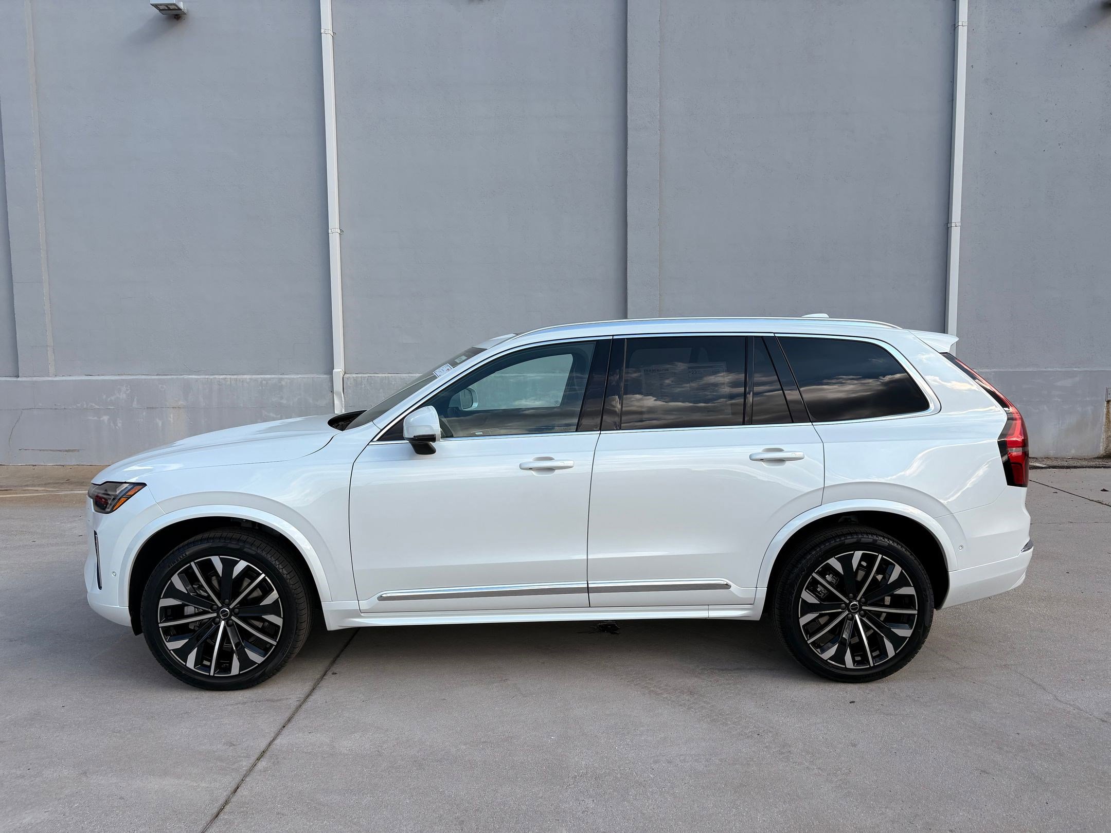 2026 Volvo XC90 Plus photo 2