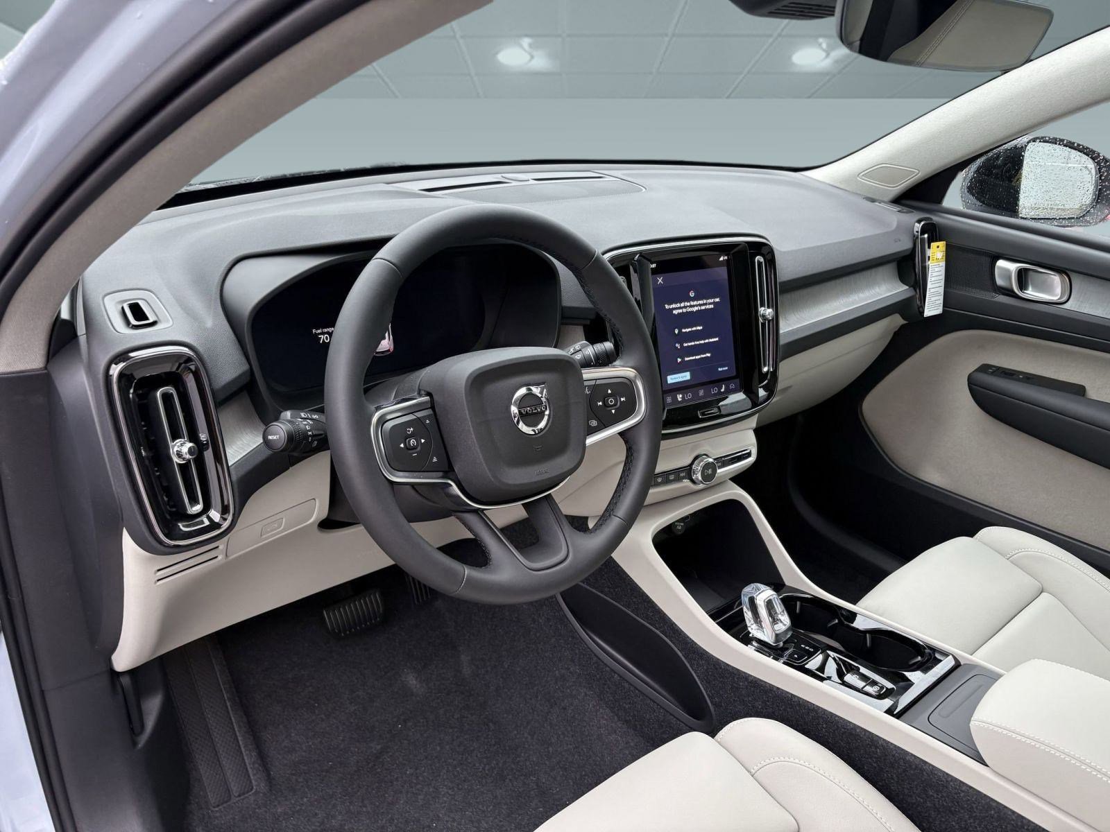 2026 Volvo XC40 Plus photo 4
