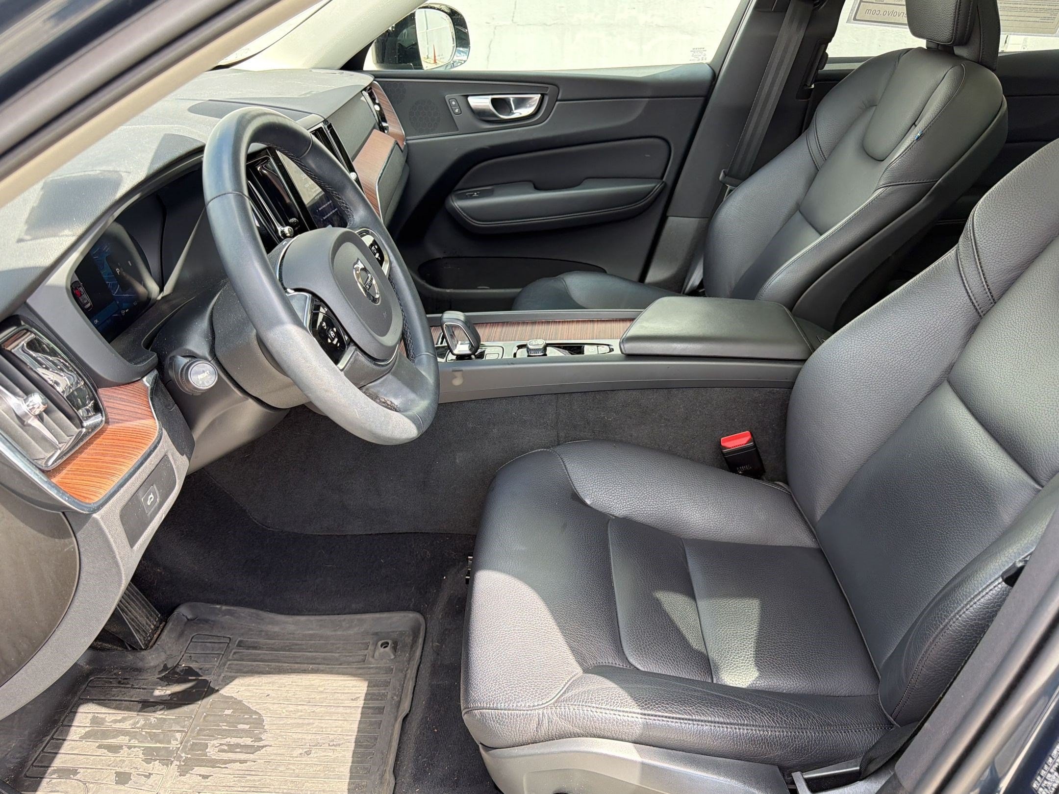 XC60 Plus Dark Theme SUV