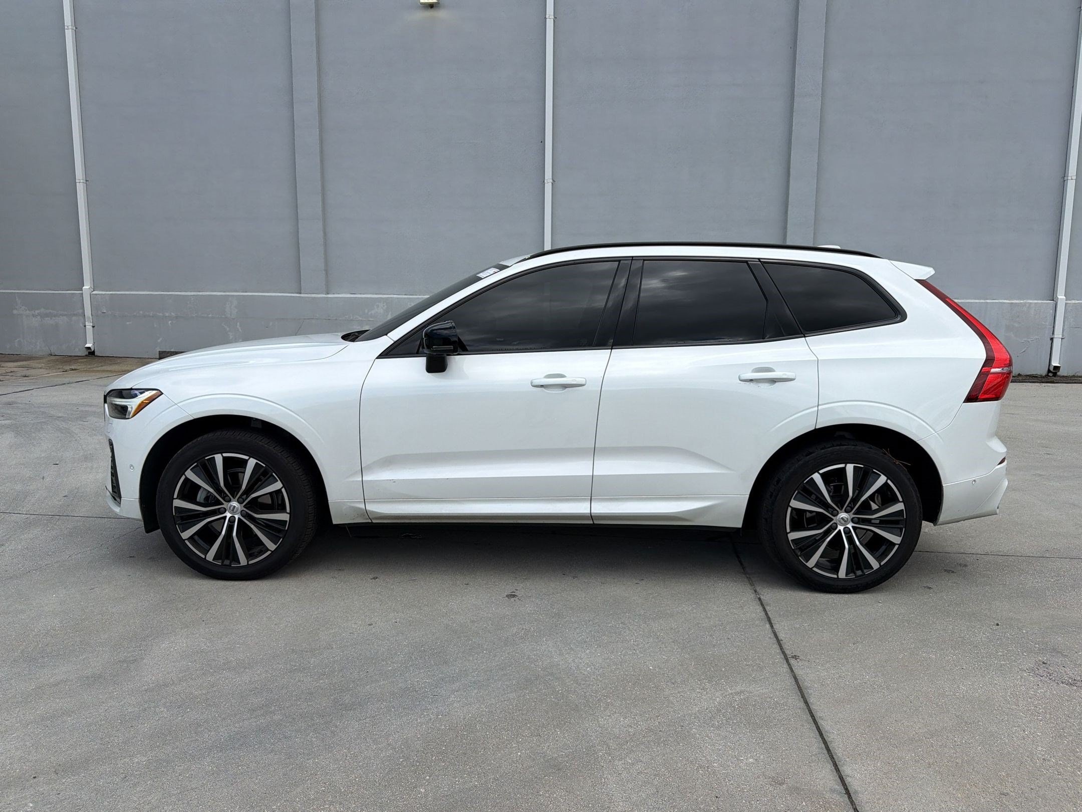 XC60 Plus Dark Theme SUV