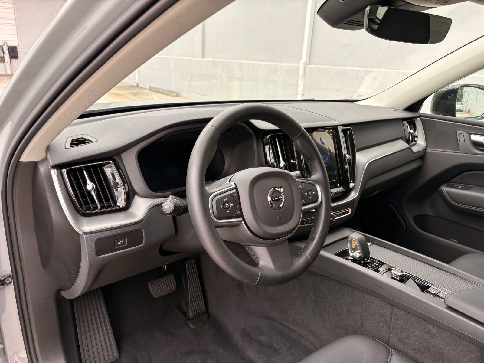 2025 Volvo XC60 B5 Core photo 4