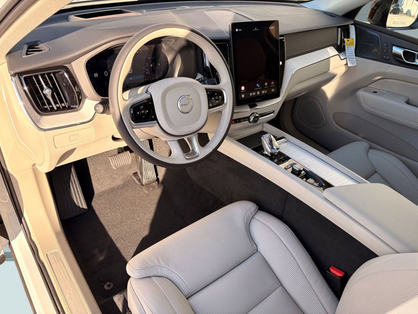 2026 Volvo XC60 B5 photo 4