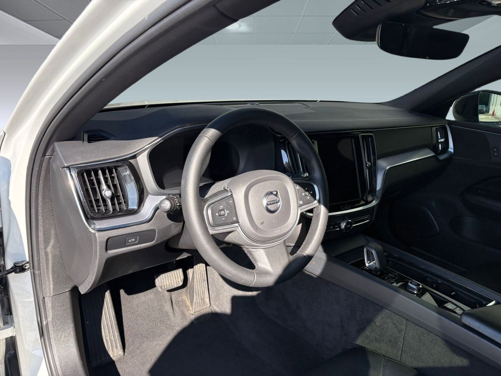 2023 Volvo S60 Plus Black Edition photo 4