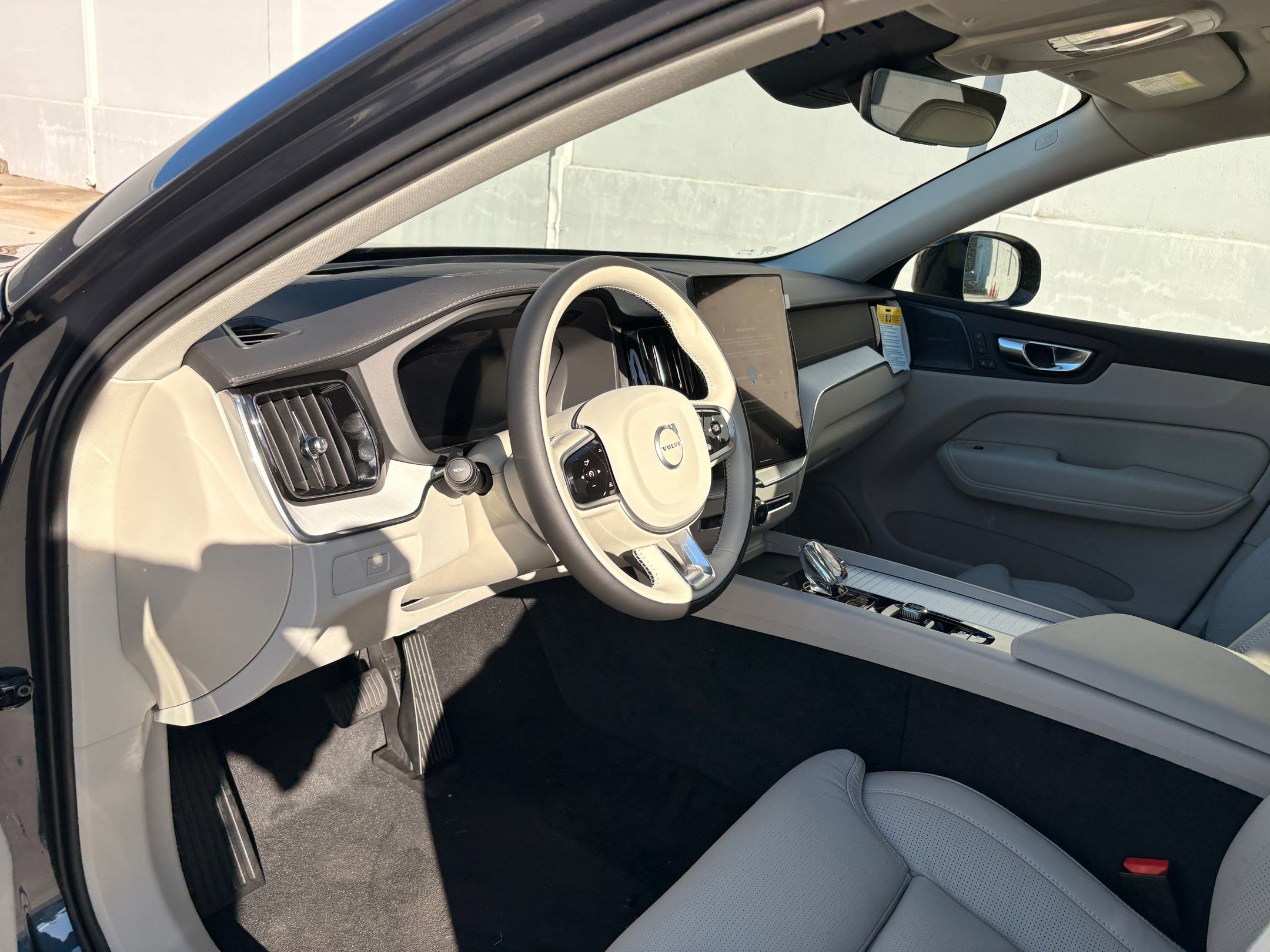 2026 Volvo XC60 B5 photo 3