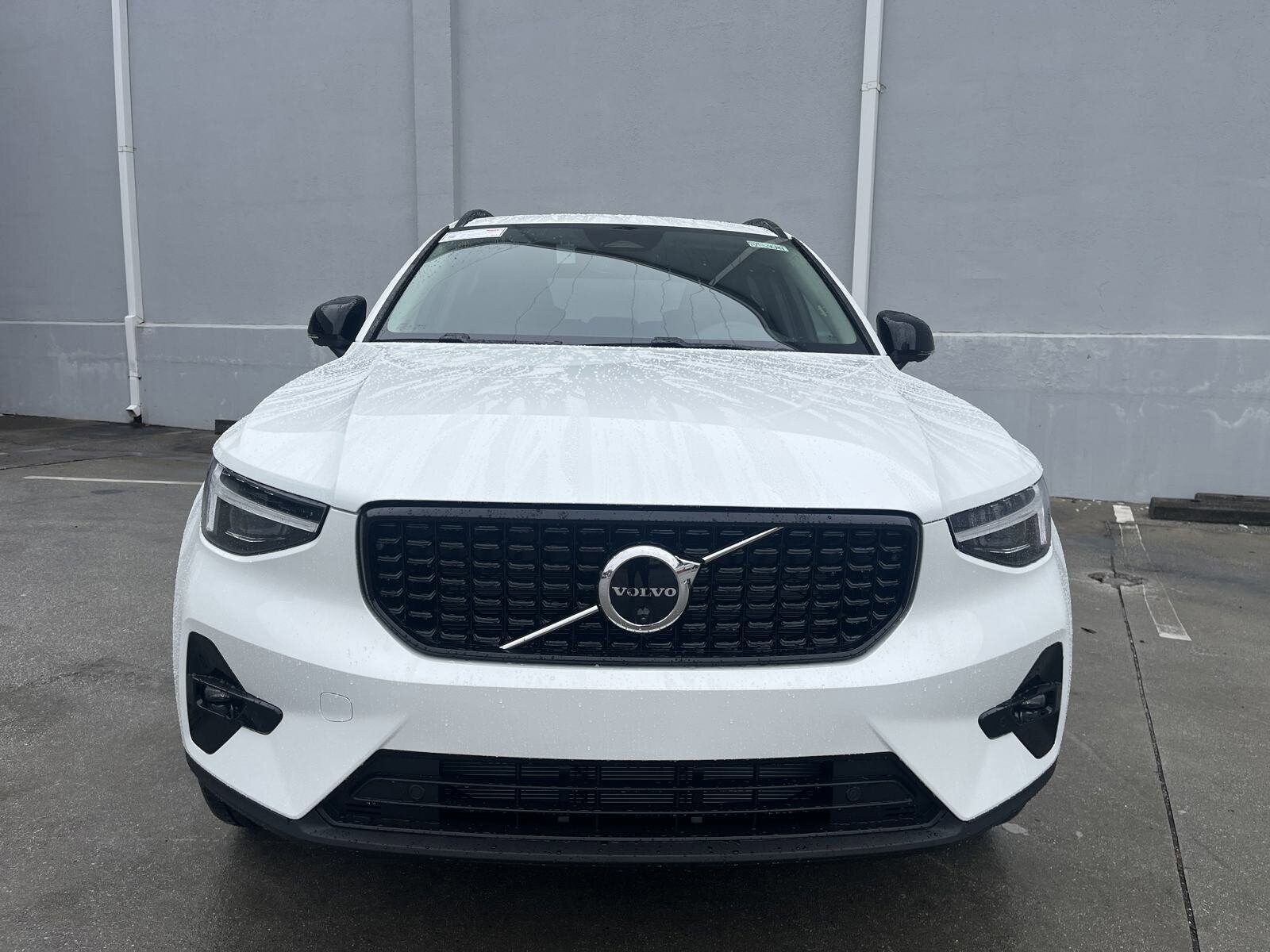 2025 Volvo XC40 photo 3