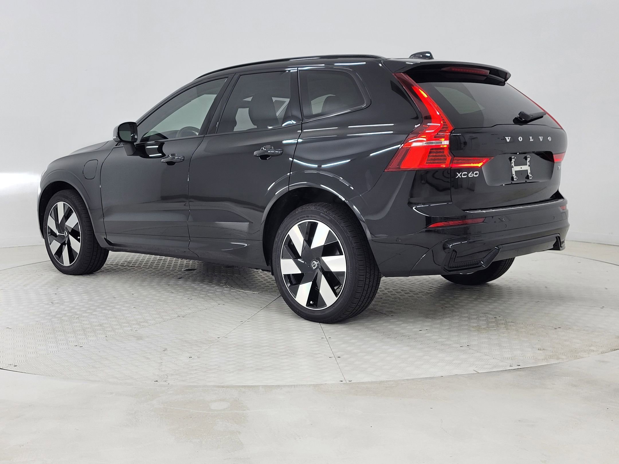 2025 Volvo XC60 Hybrid Plus photo 2