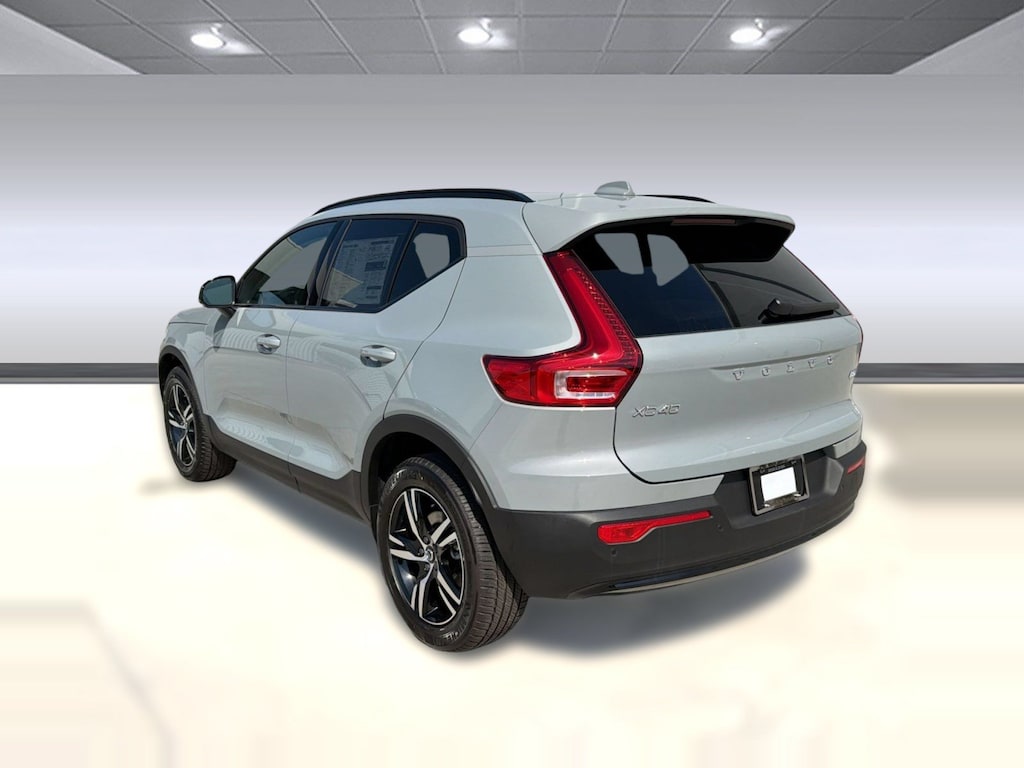 Used 2026 Volvo XC40 B5 Core SUV