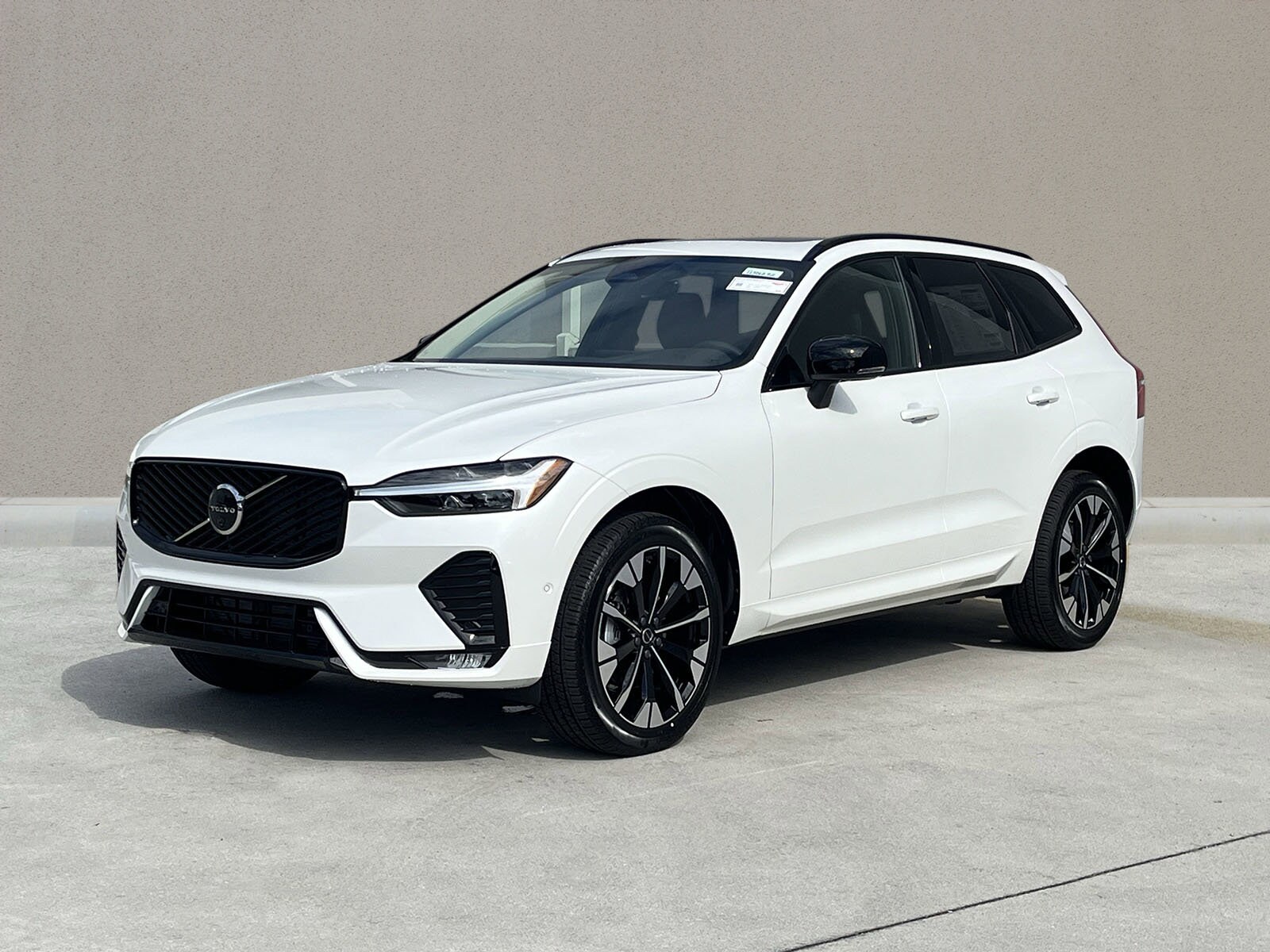 2026 Volvo XC60 B5 Plus photo 2