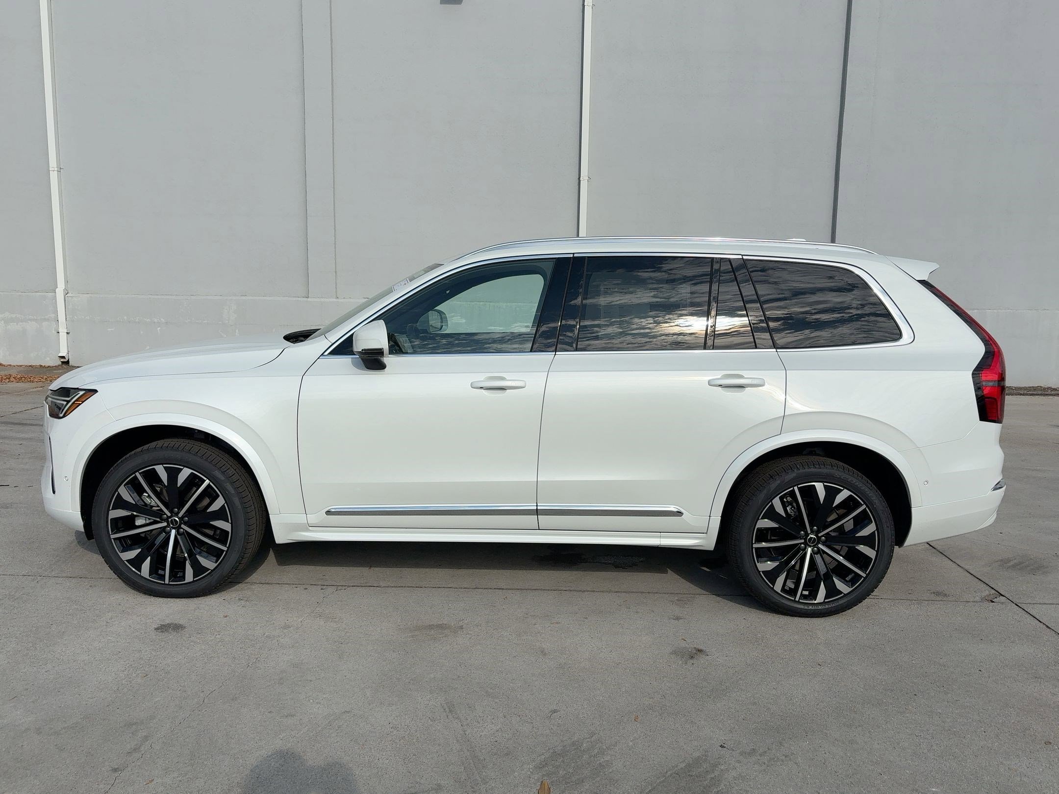 2026 Volvo XC90 Plus photo 2