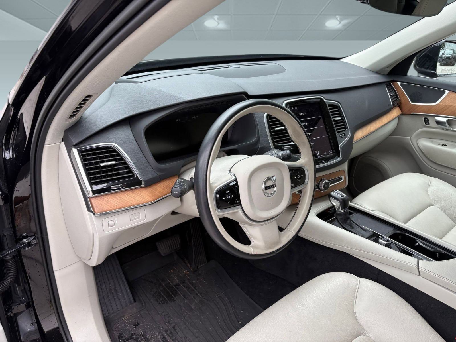2022 Volvo XC90 Momentum photo 4