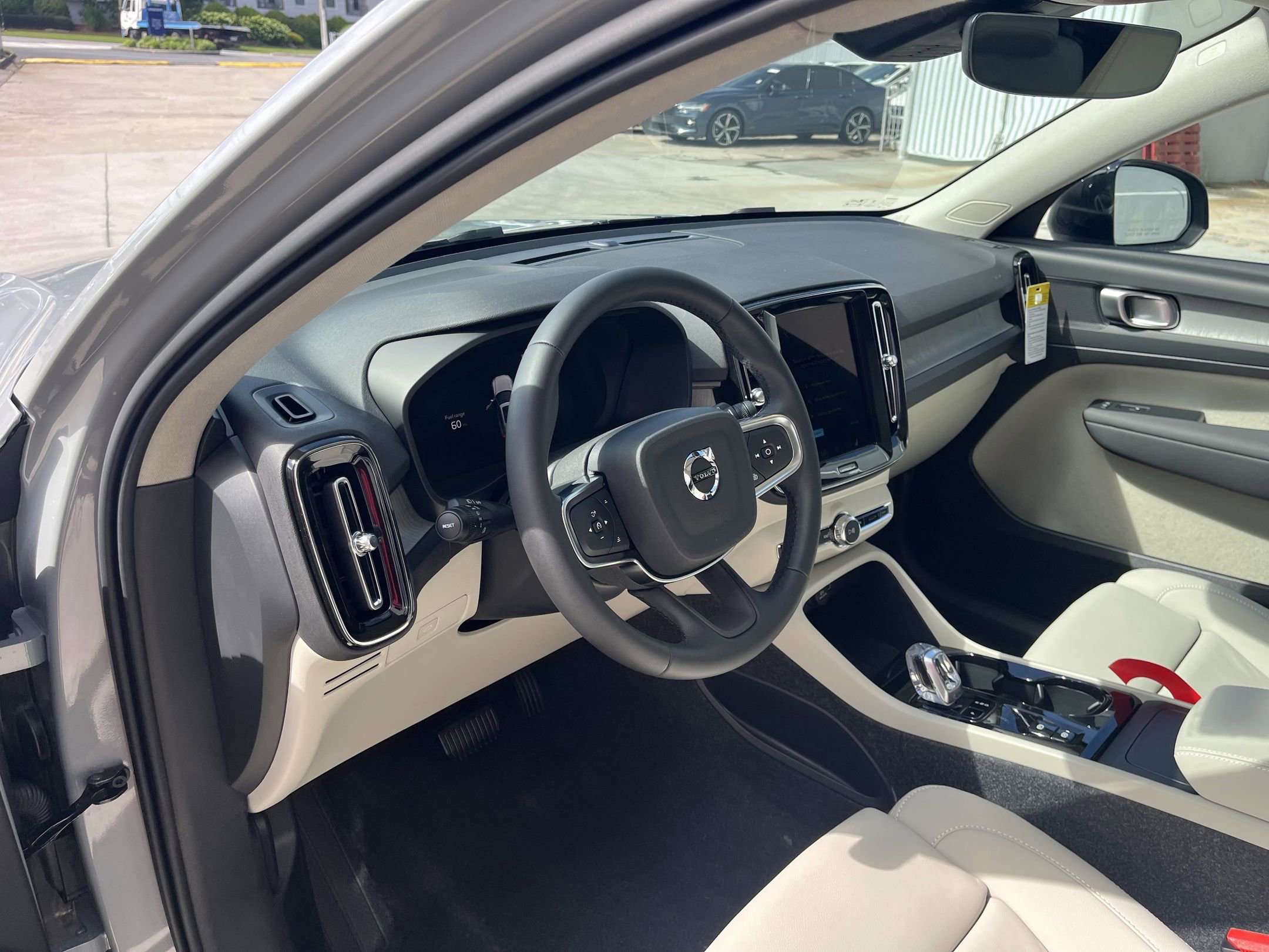 2026 Volvo XC40 Plus photo 3