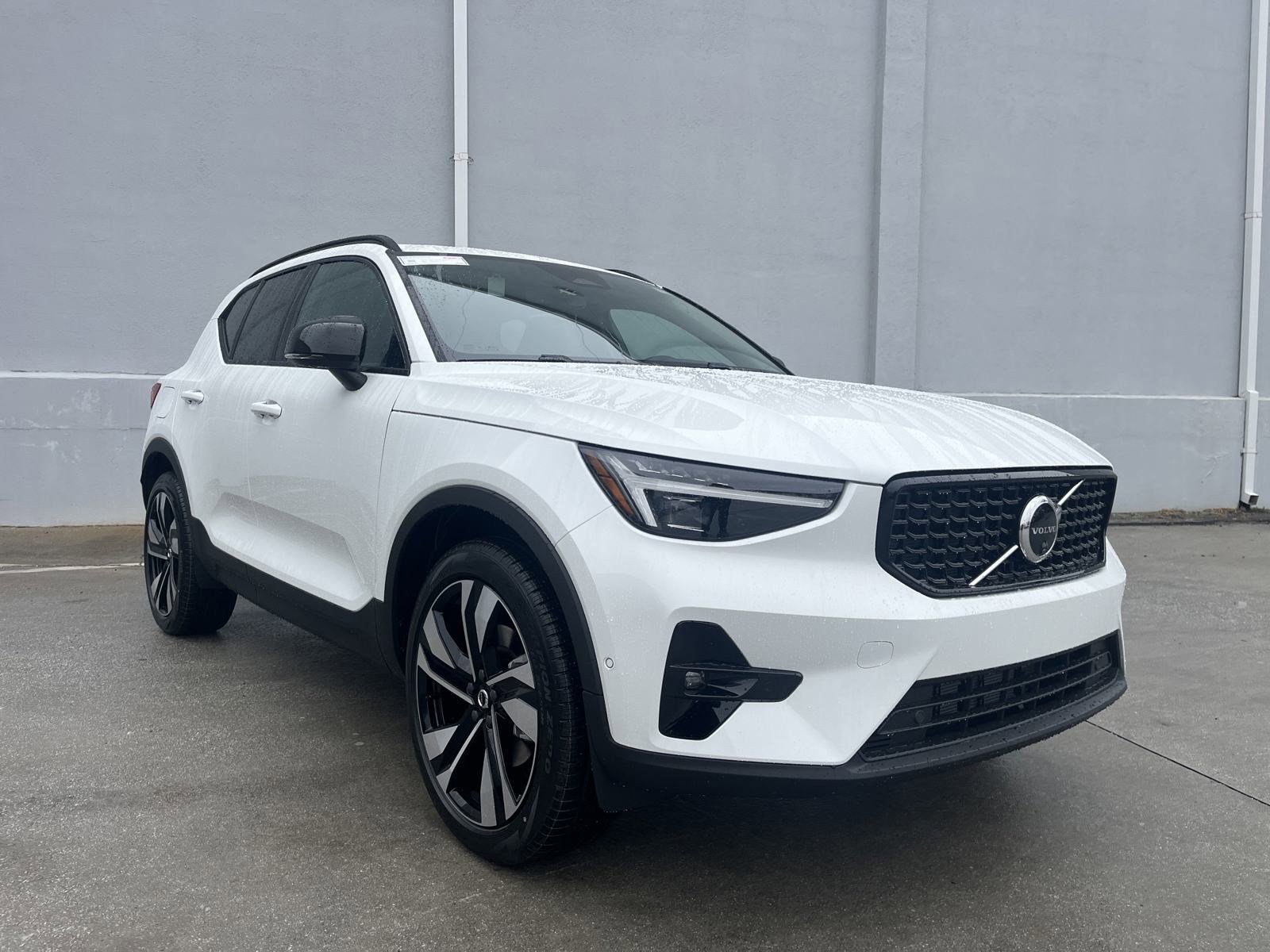 2025 Volvo XC40 photo 2