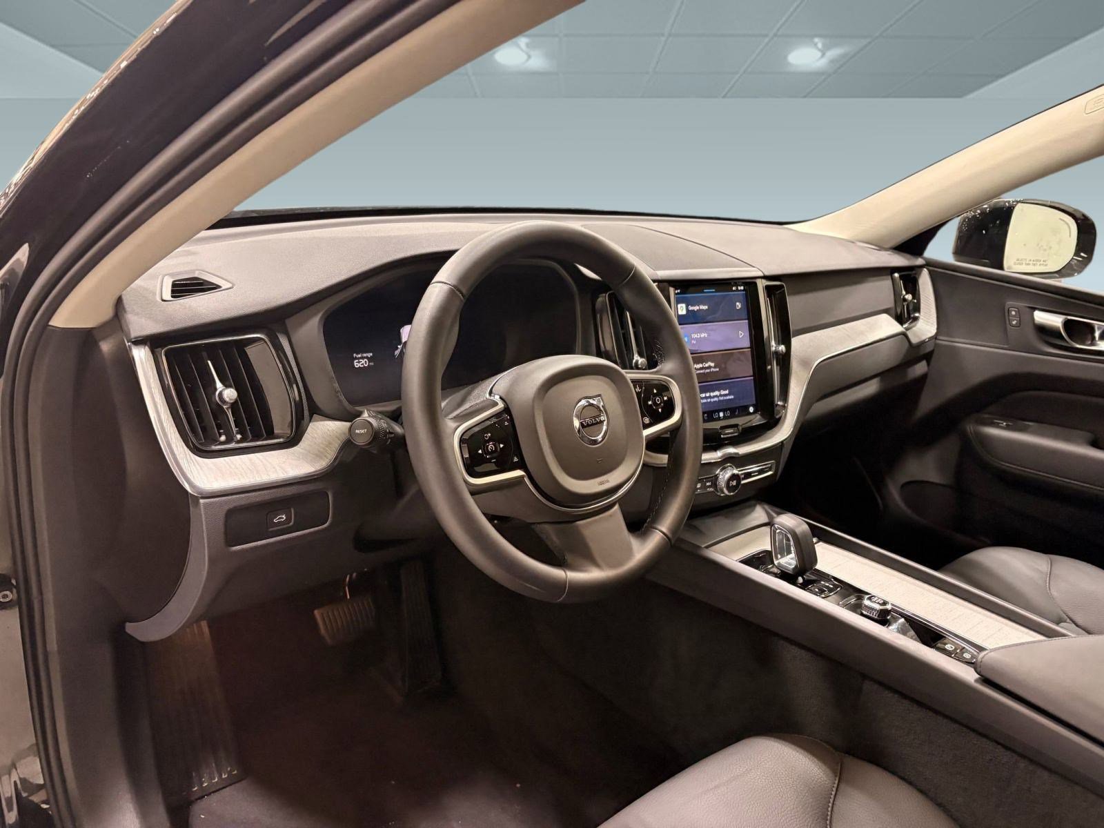2025 Volvo XC60 Plus photo 4