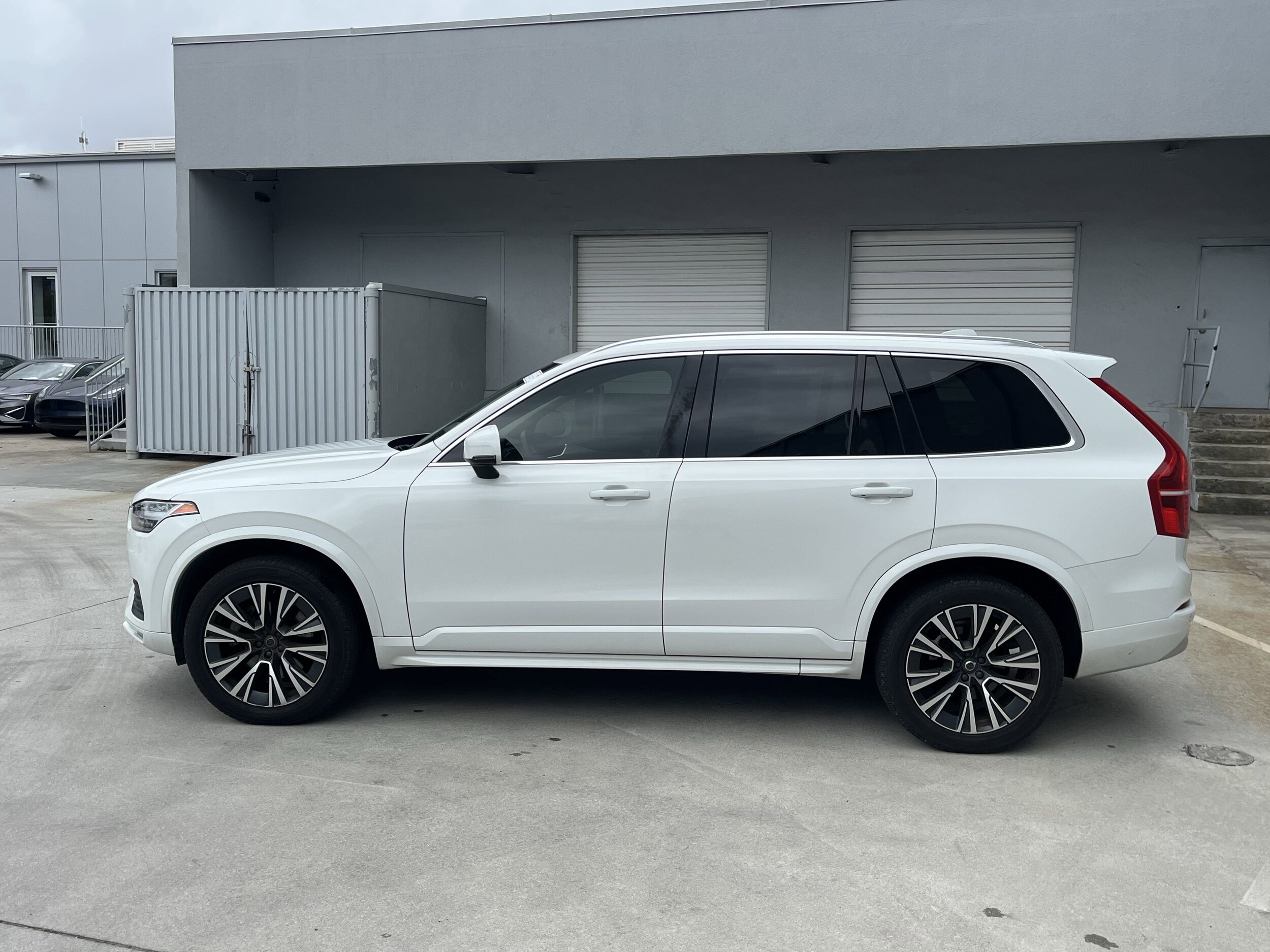 2022 Volvo XC90 T5 Momentum photo 3