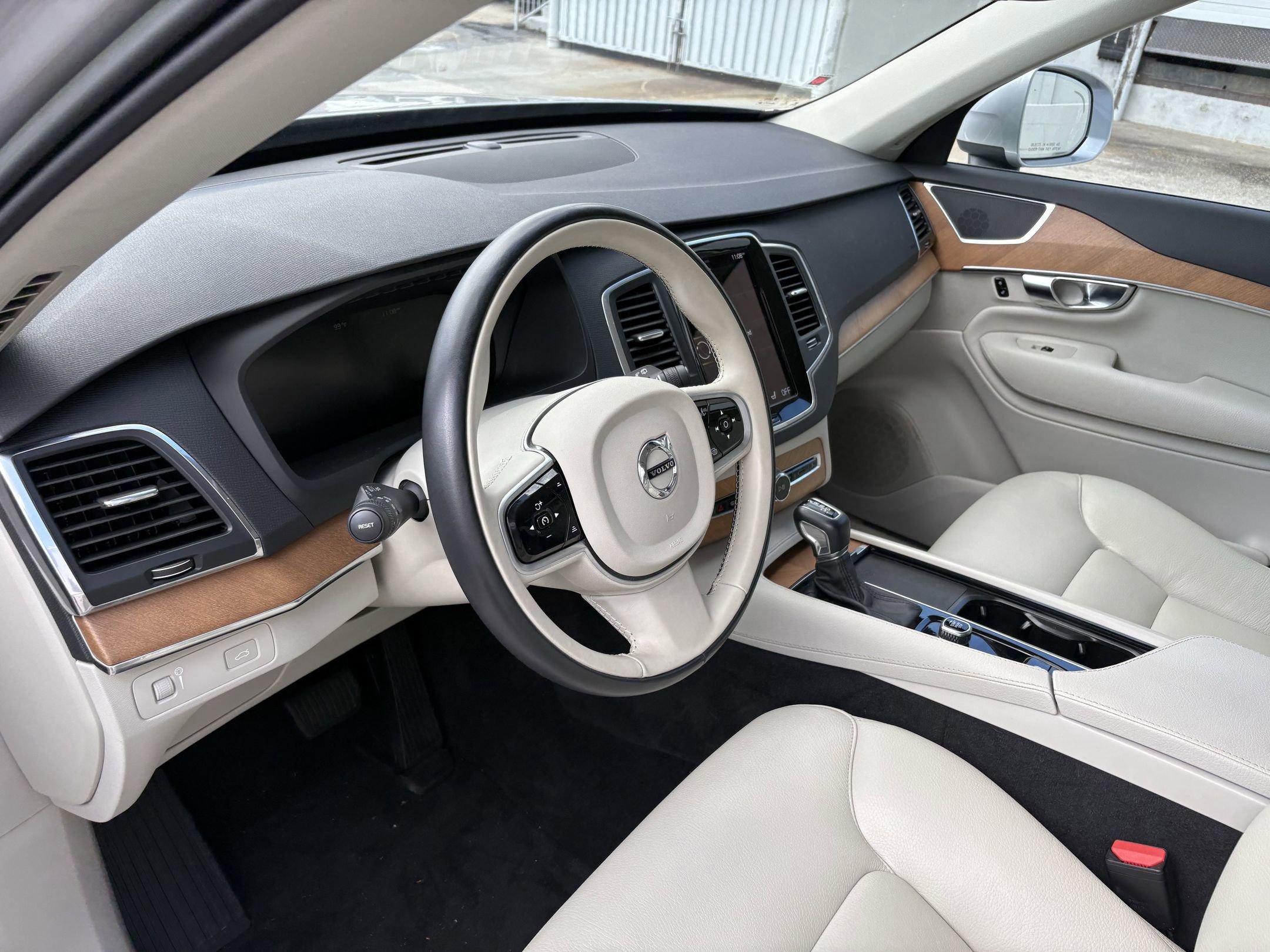 2022 Volvo XC90 T6 Momentum photo 4