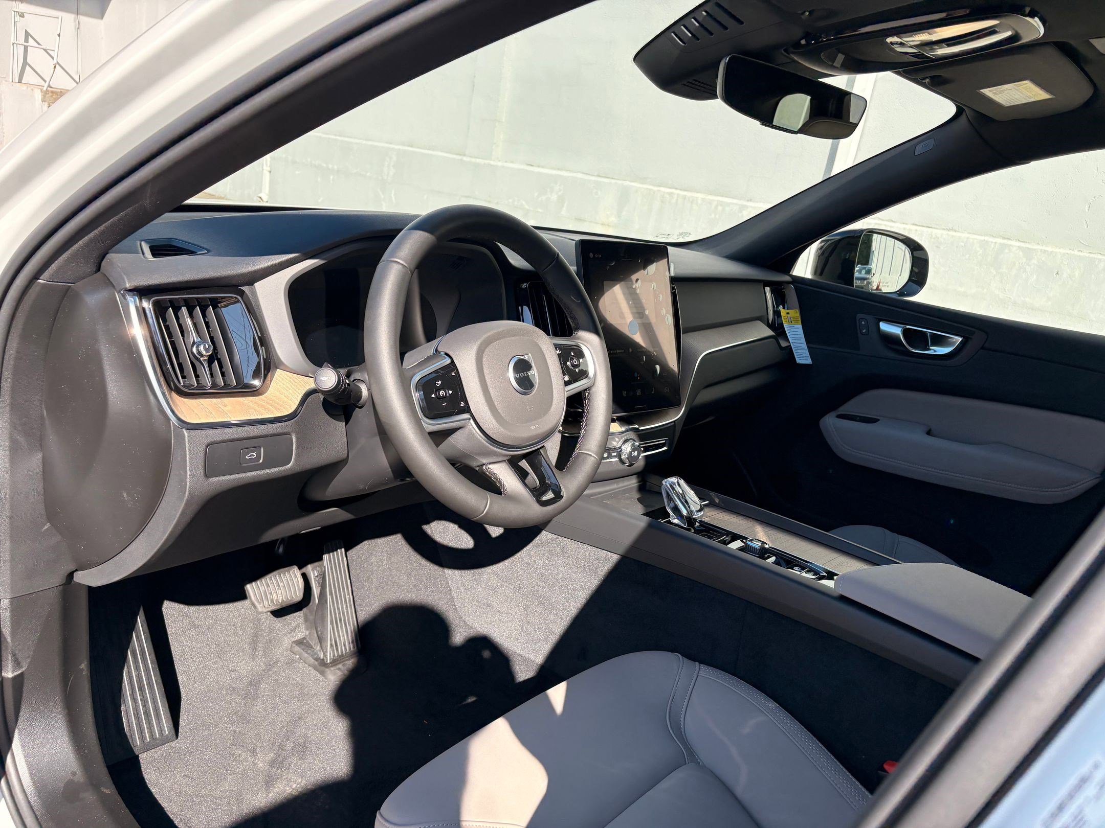 2026 Volvo XC60 B5 Plus photo 3