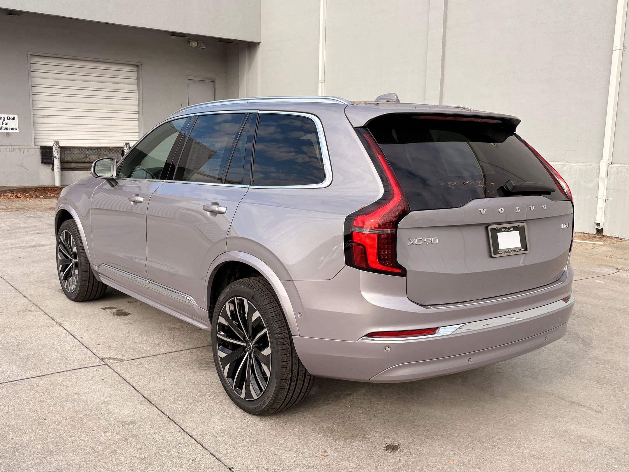 2026 Volvo XC90 Plus photo 2
