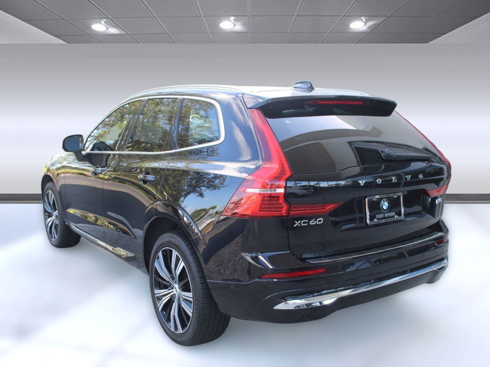 2023 Volvo XC60 B5 Plus photo 2
