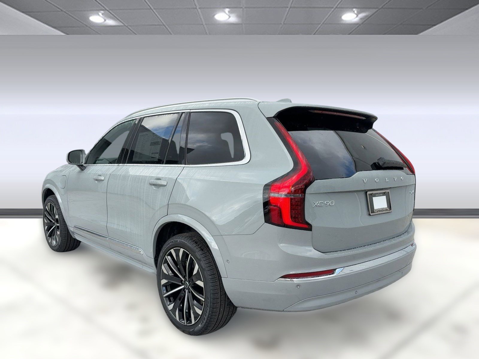 2026 Volvo XC90 T8 Plus photo 3