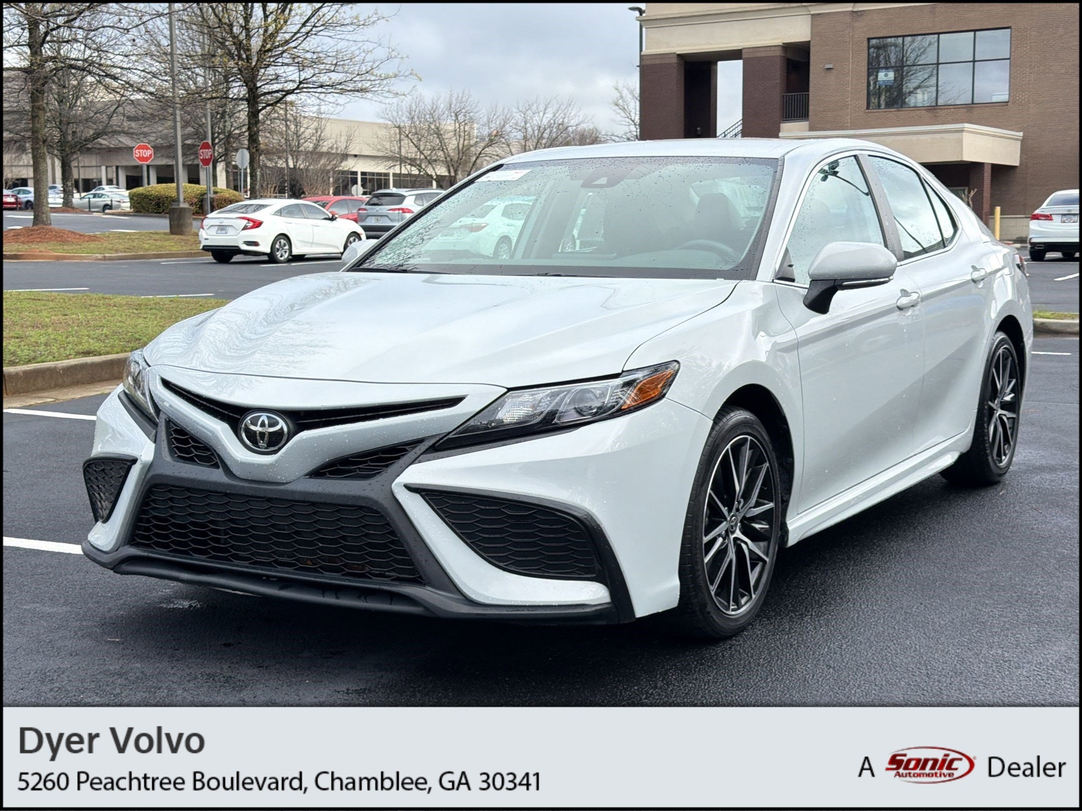 2024 Toyota Camry SE's photo