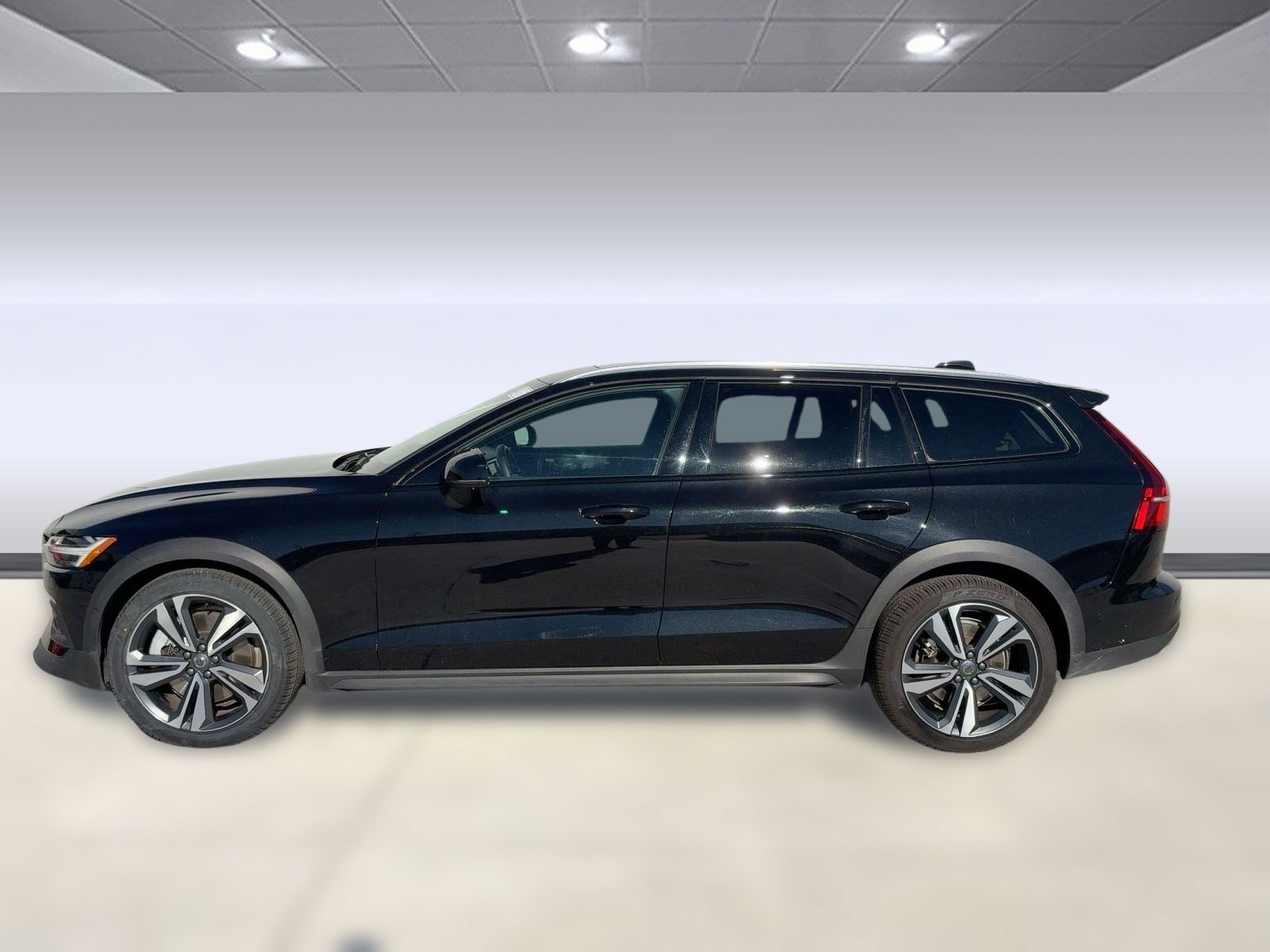 2025 Volvo V60 Cross Country Plus photo 2