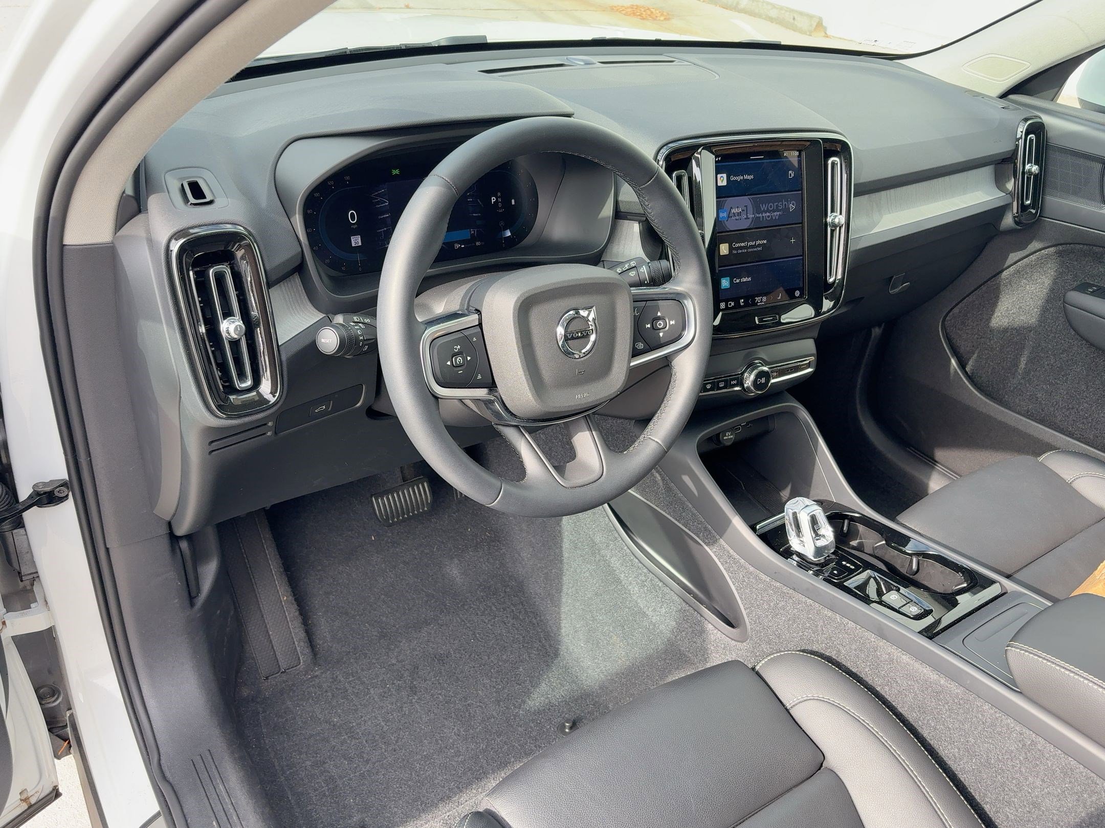 2024 Volvo XC40 Plus photo 3