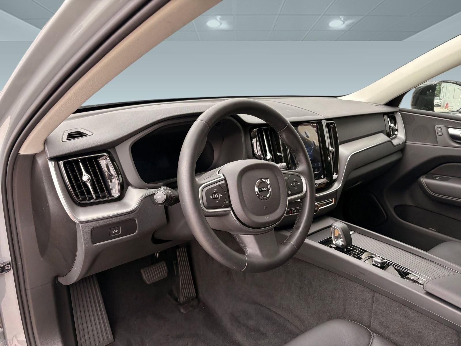 2025 Volvo XC60 B5 Core photo 4