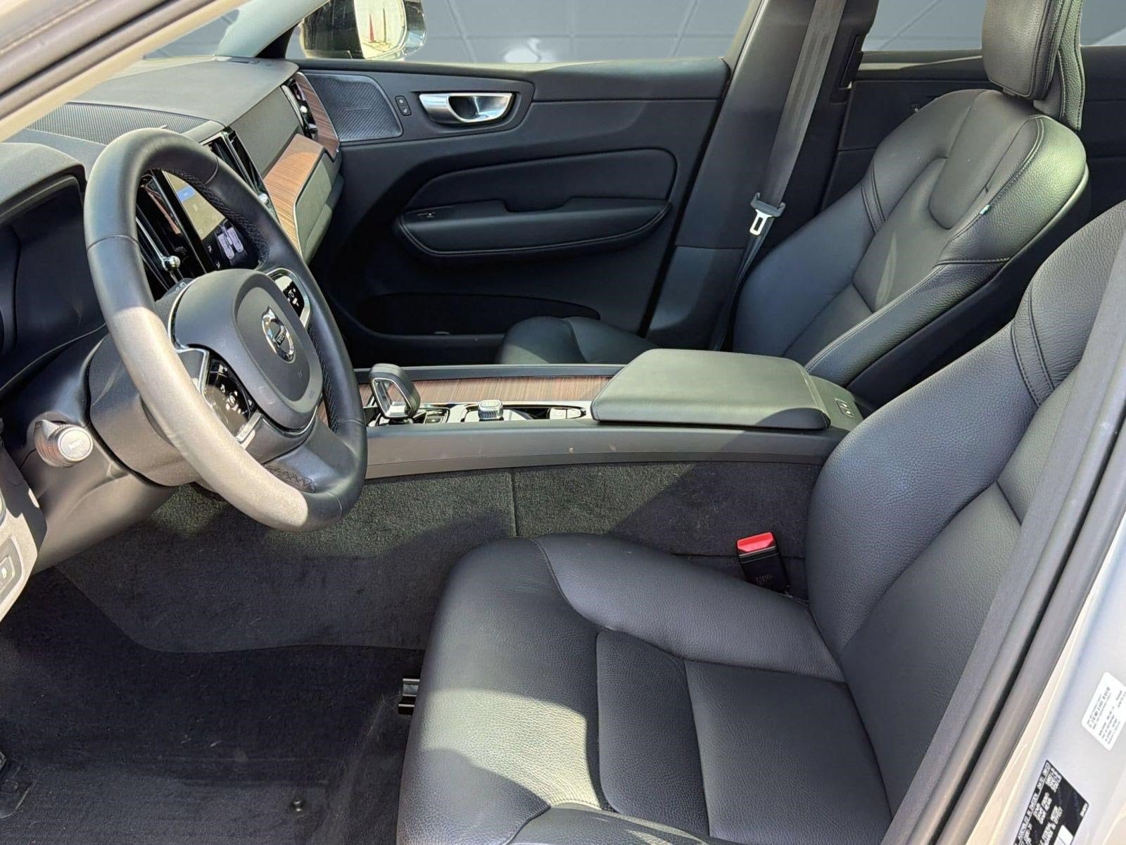 XC60 Plug-in Hybrid Plus Dark Theme SUV
