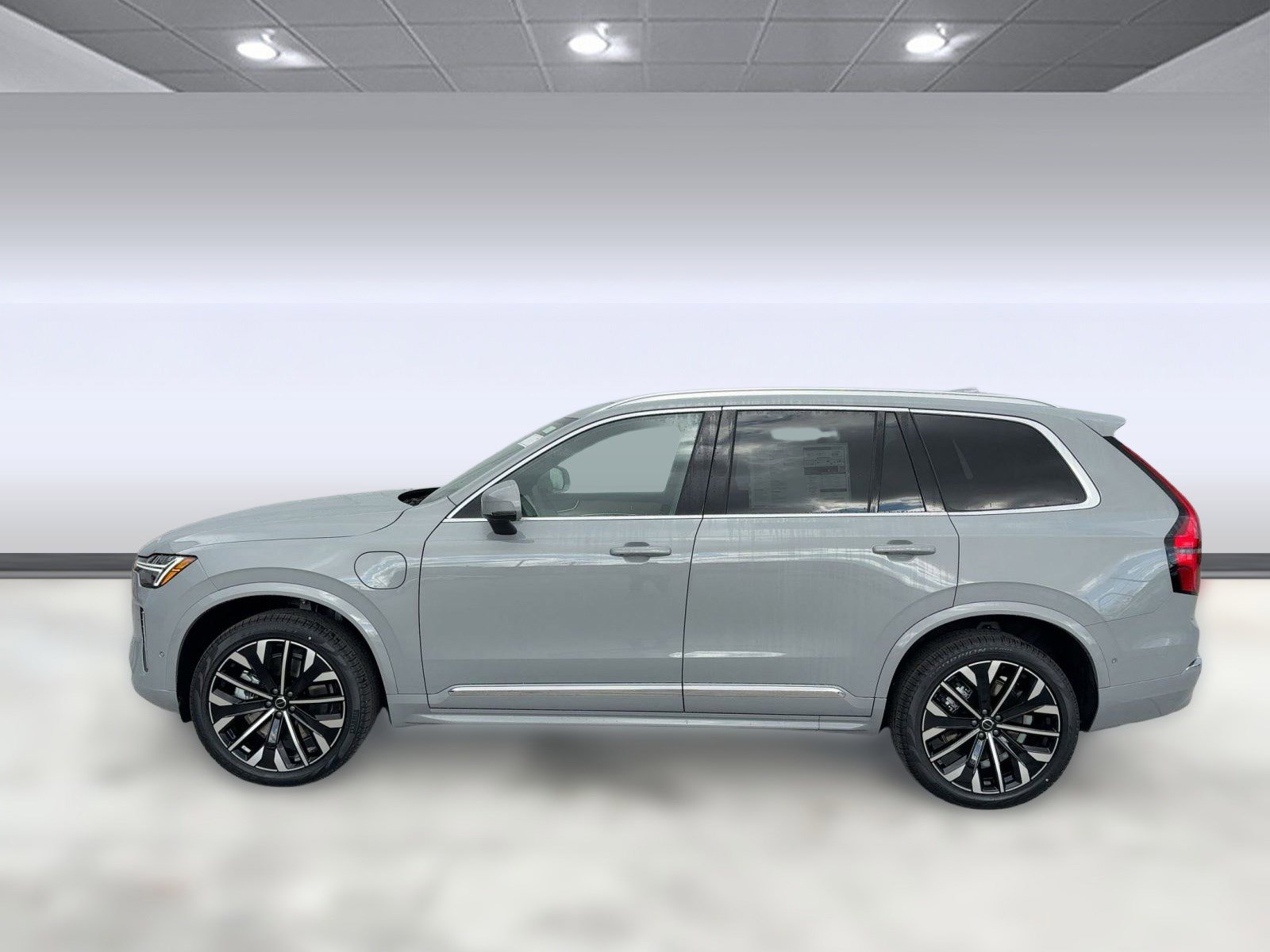 2026 Volvo XC90 T8 Plus photo 2