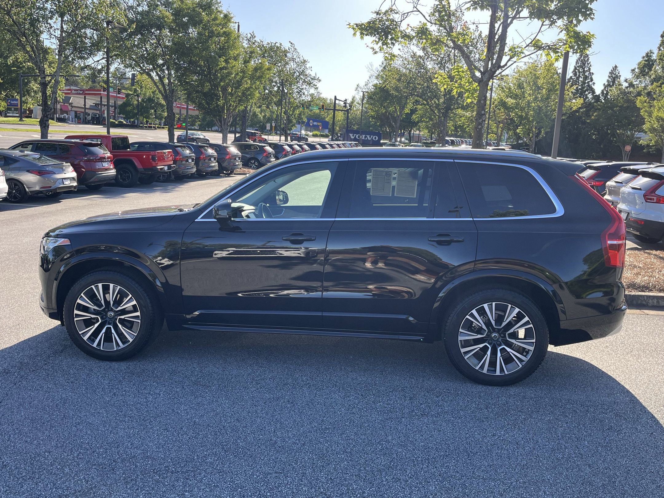 2022 Volvo XC90 T6 Momentum photo 3