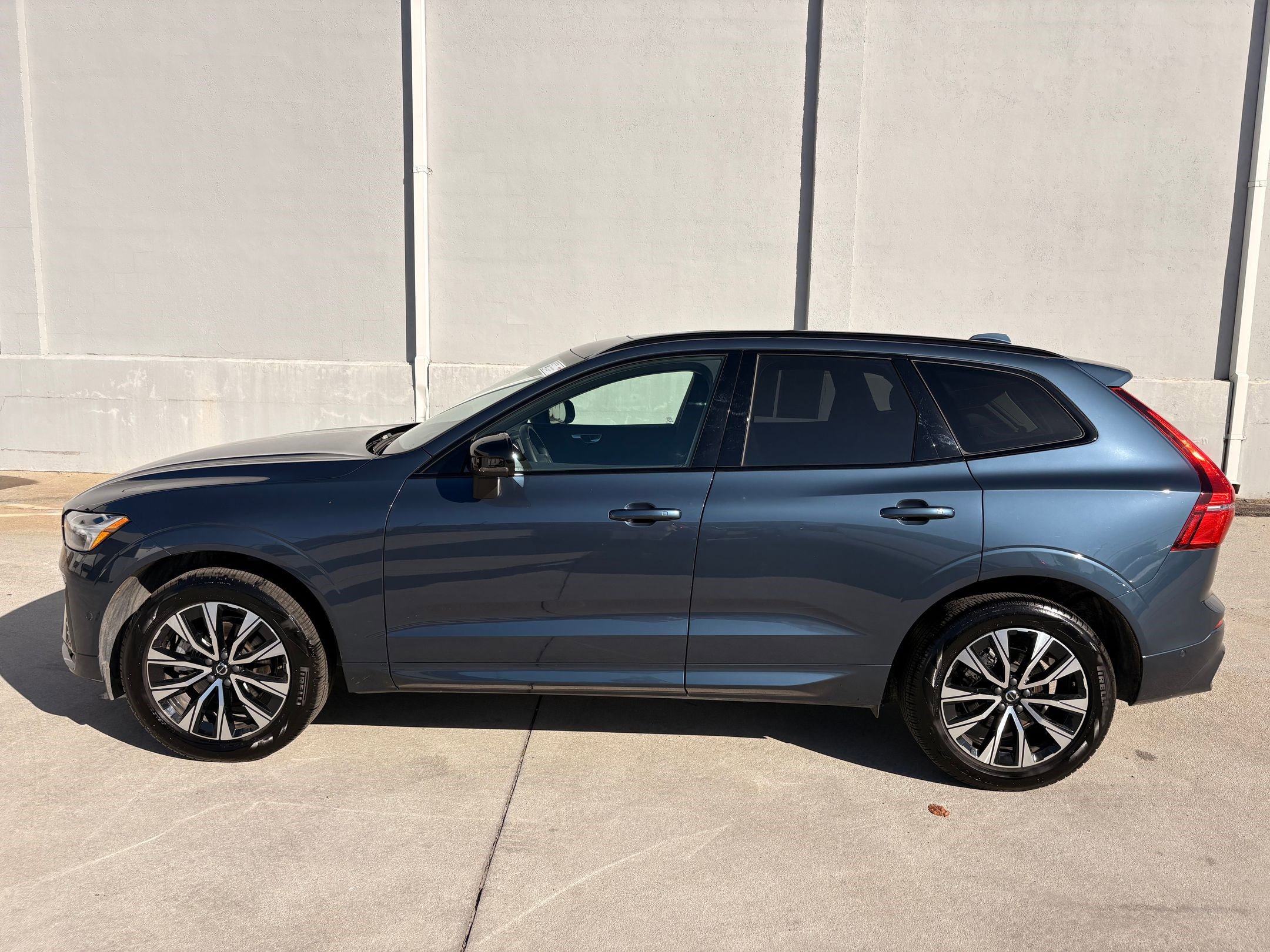 2025 Volvo XC60 Plus photo 2