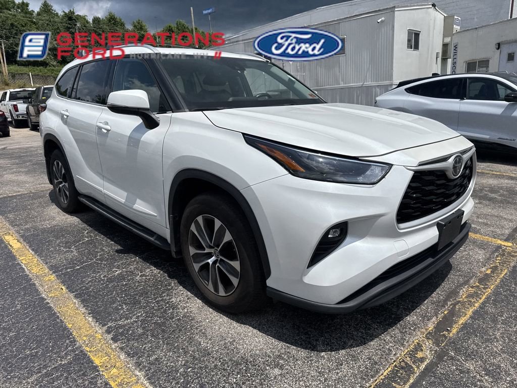 2022 Toyota Highlander XLE photo 3