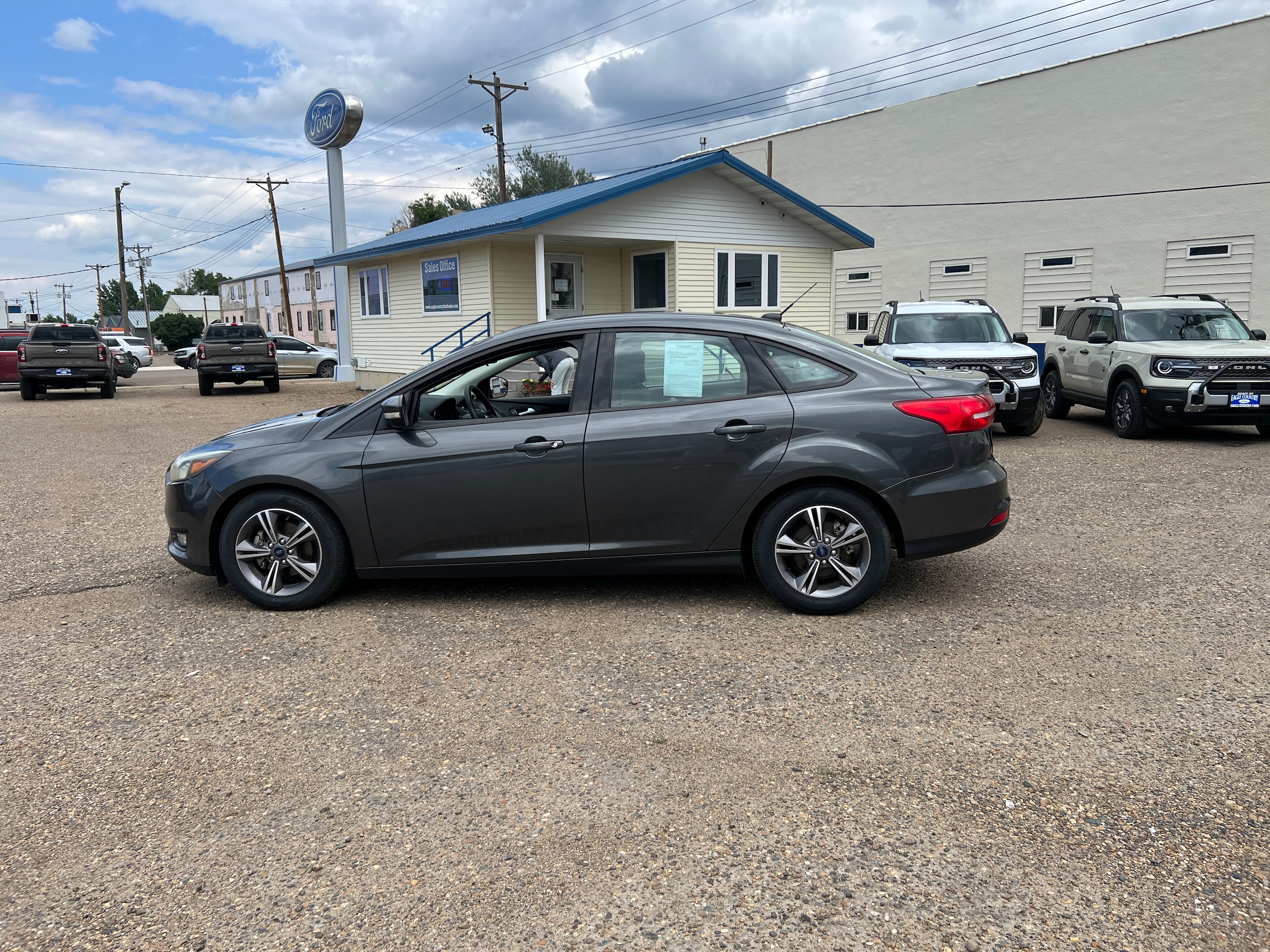 2017 Ford Focus SE's photo
