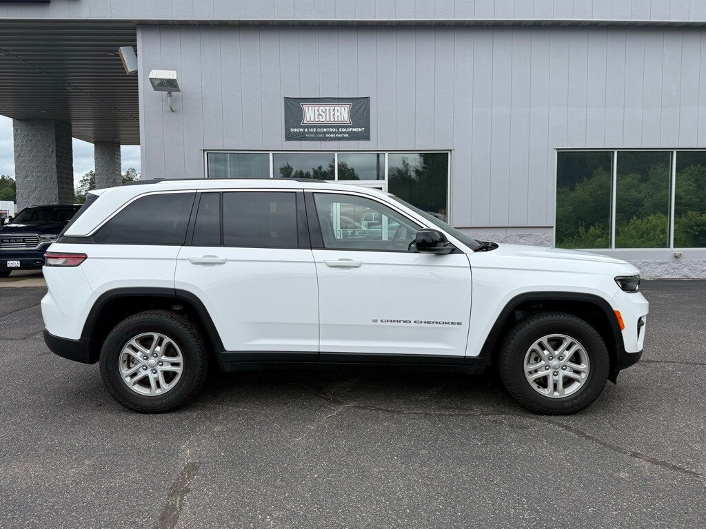 2023 Jeep Grand Cherokee Laredo photo 2