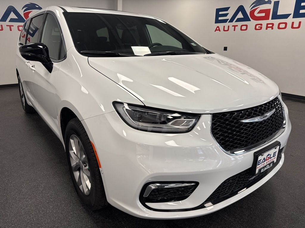 2026 Chrysler Pacifica Limited AWD's photo
