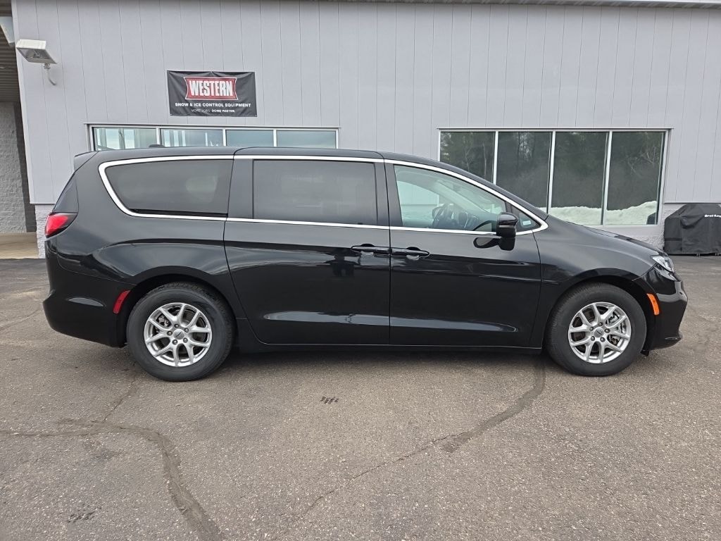 Used 2023 Chrysler Pacifica Touring L Minivan/Van