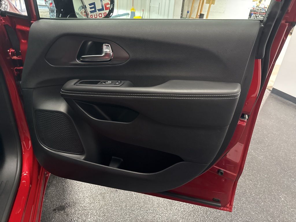 2026 Chrysler Pacifica Select - Photo 36