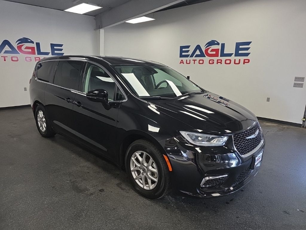 Used 2024 Chrysler Pacifica Touring L Minivan/Van